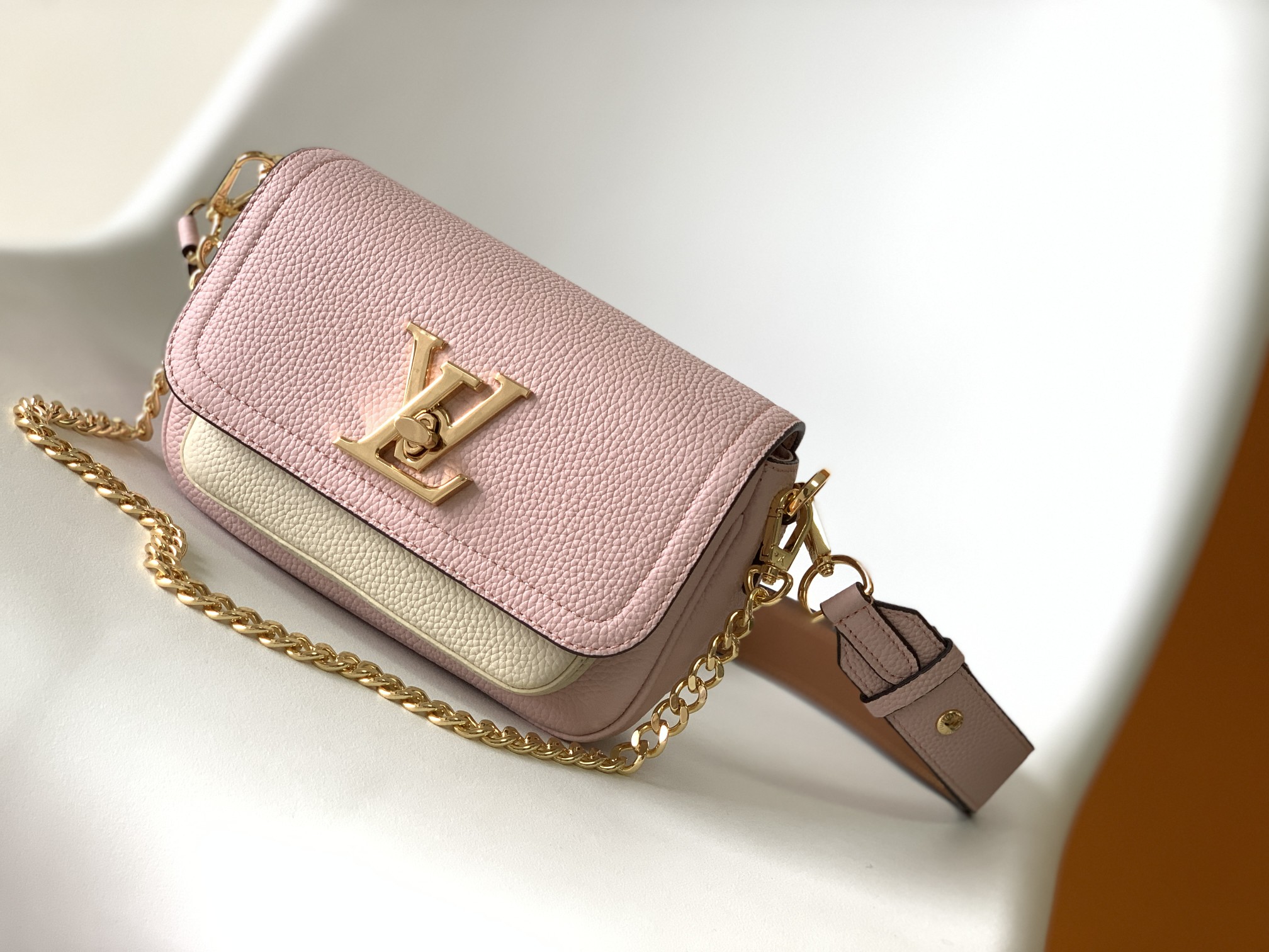[TOP] Louis Vuitton LV L*V Lock Me Tender - 7 Colors - 19x13x8cm