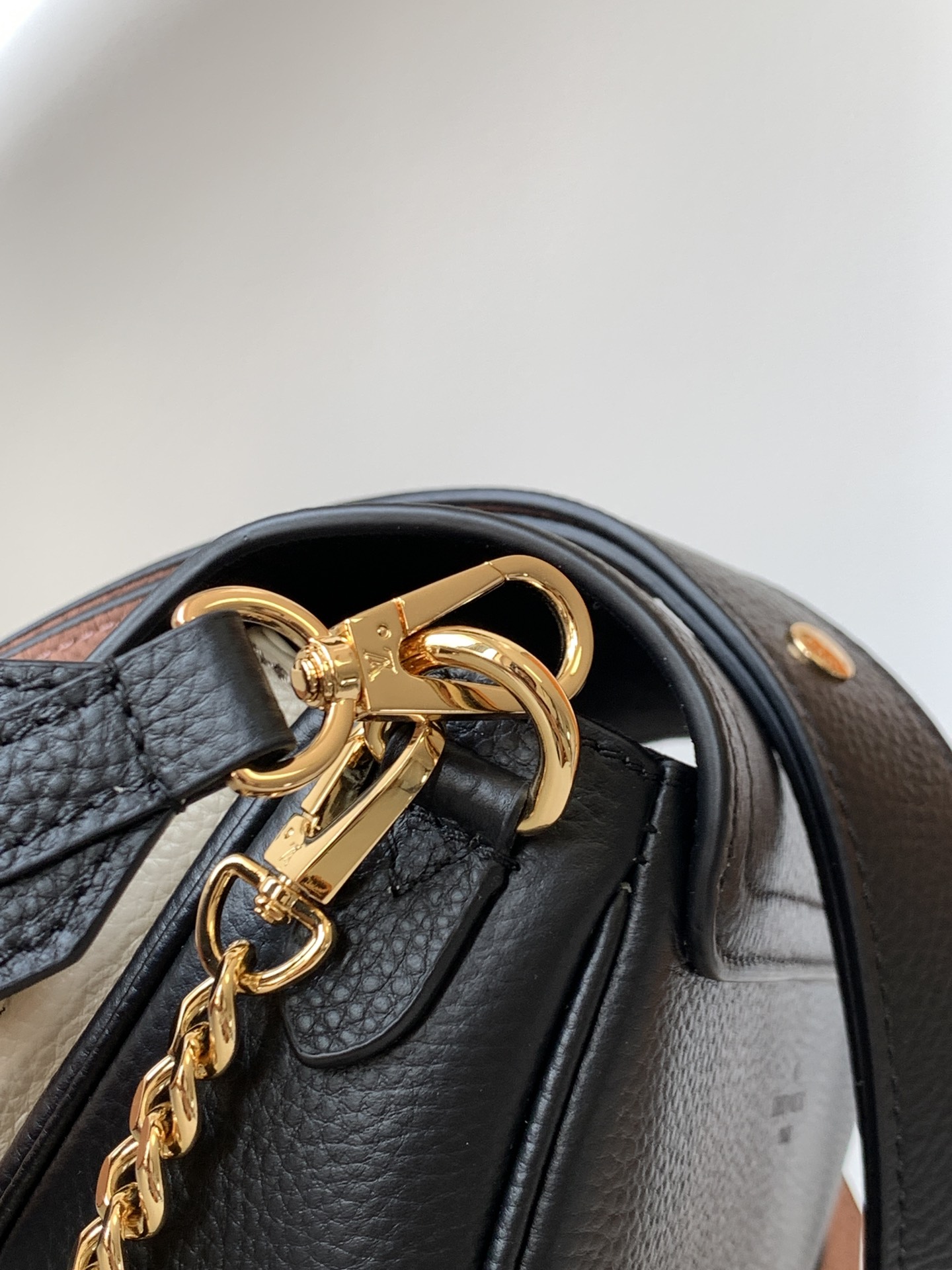 [TOP] Louis Vuitton LV L*V Lock Me Tender - 7 Colors - 19x13x8cm