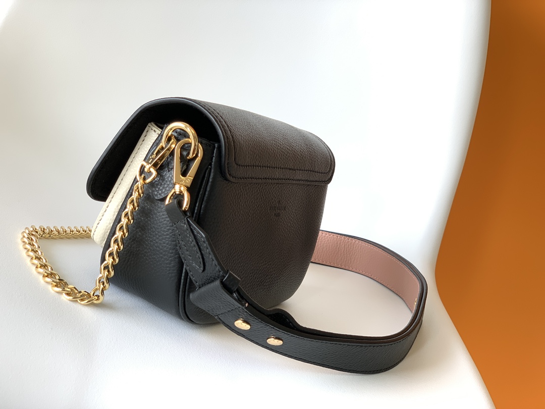 [TOP] Louis Vuitton LV L*V Lock Me Tender - 7 Colors - 19x13x8cm