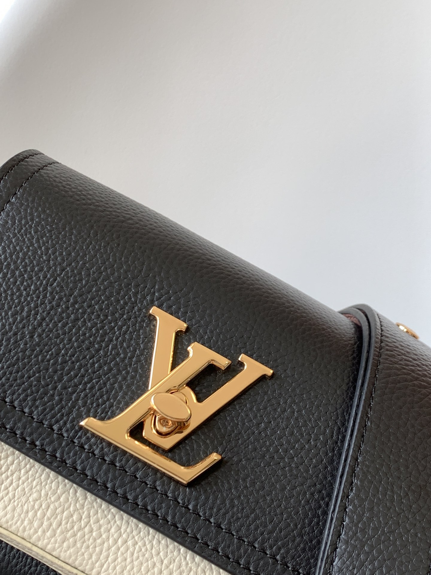[TOP] Louis Vuitton LV L*V Lock Me Tender - 7 Colors - 19x13x8cm