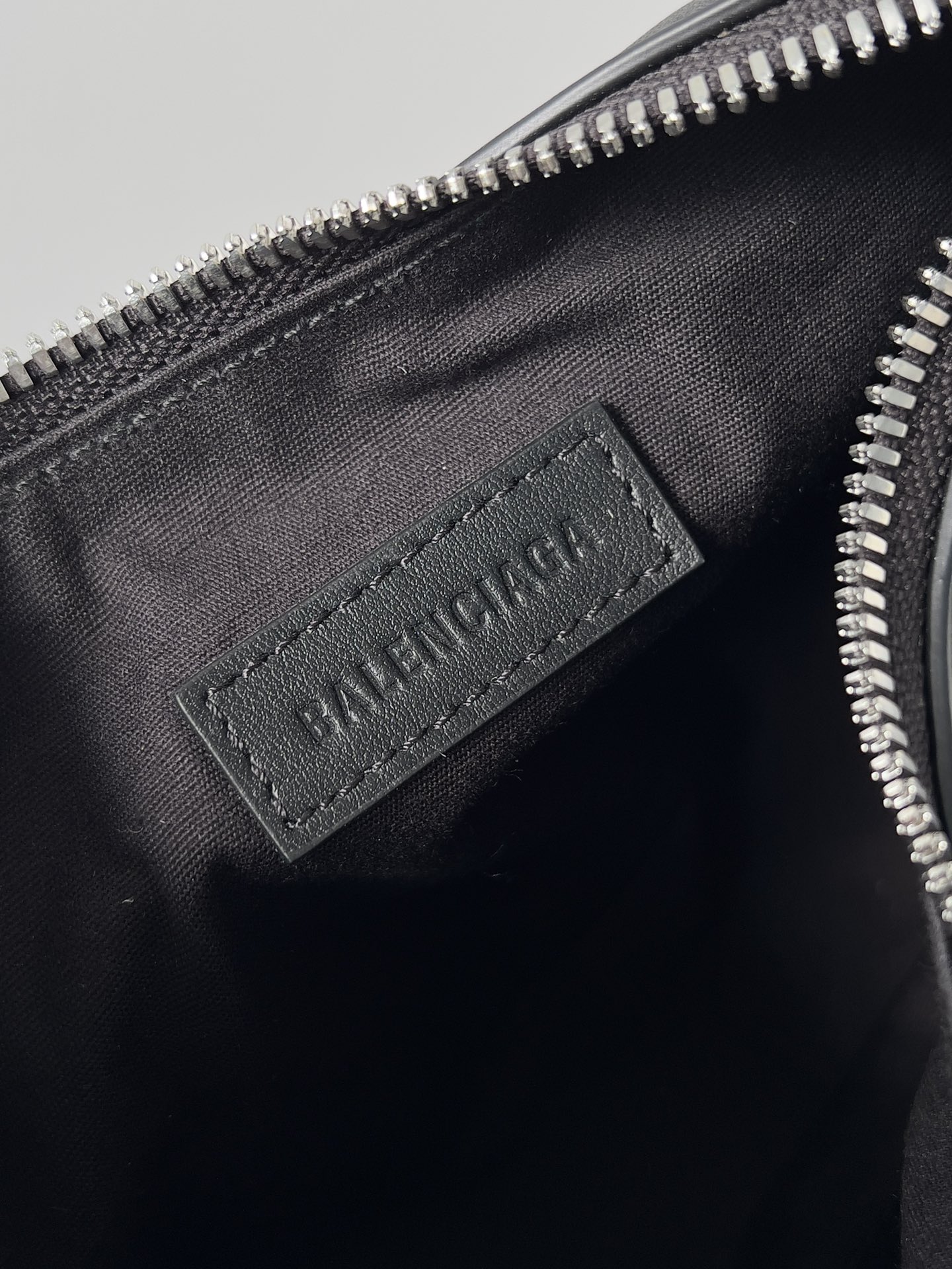 [TOP] BALENCIAGA Le Cagole Series Handbags Calfskin 25.9 CM - Black