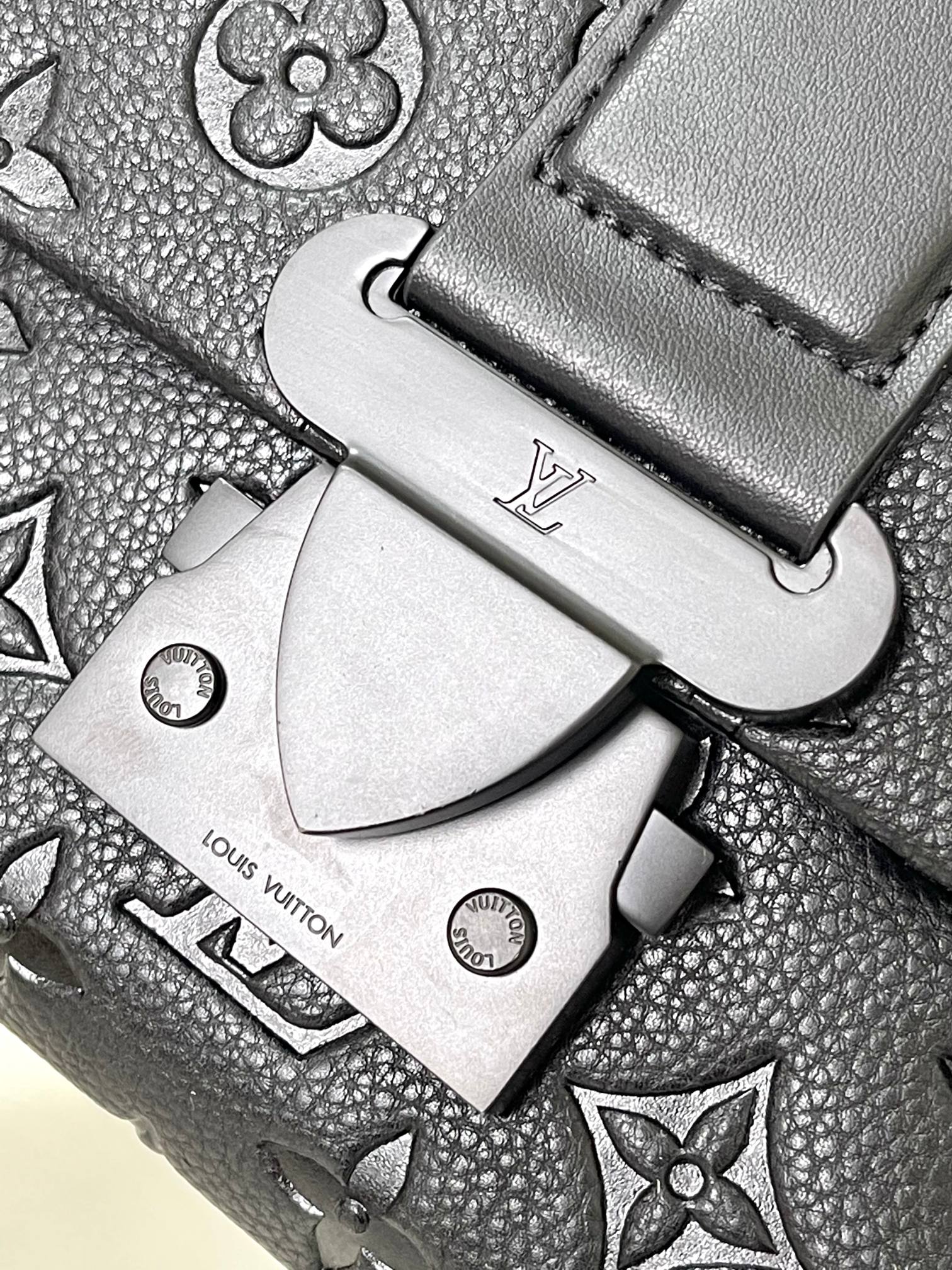 [TOP] Louis Vuitton LV Men's Monogram-Embossed Taurillon Leather Bag  - 28x16x10CM - Black