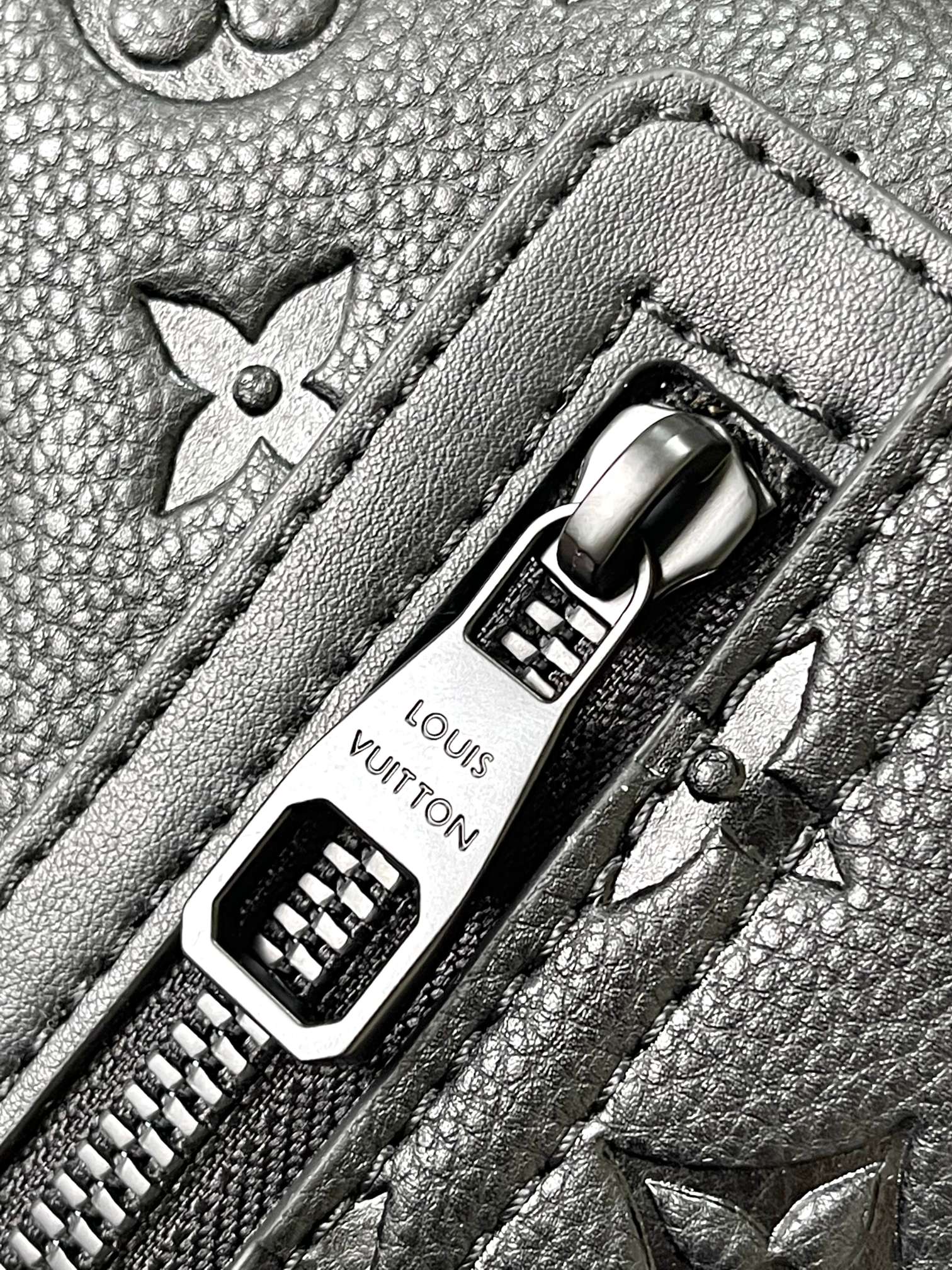 [TOP] Louis Vuitton LV Men's Monogram-Embossed Taurillon Leather Bag  - 28x16x10CM - Black