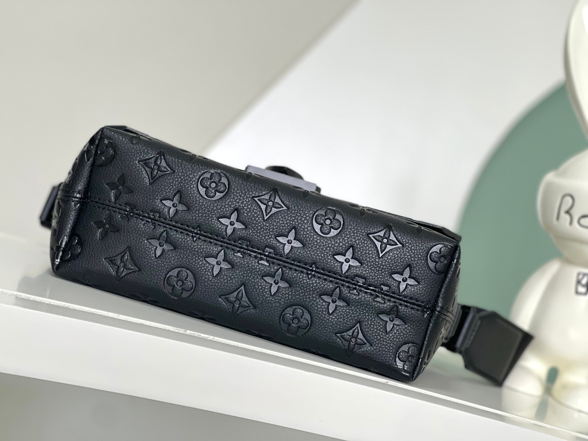 [TOP] Louis Vuitton LV Men's Monogram-Embossed Taurillon Leather Bag  - 28x16x10CM - Black