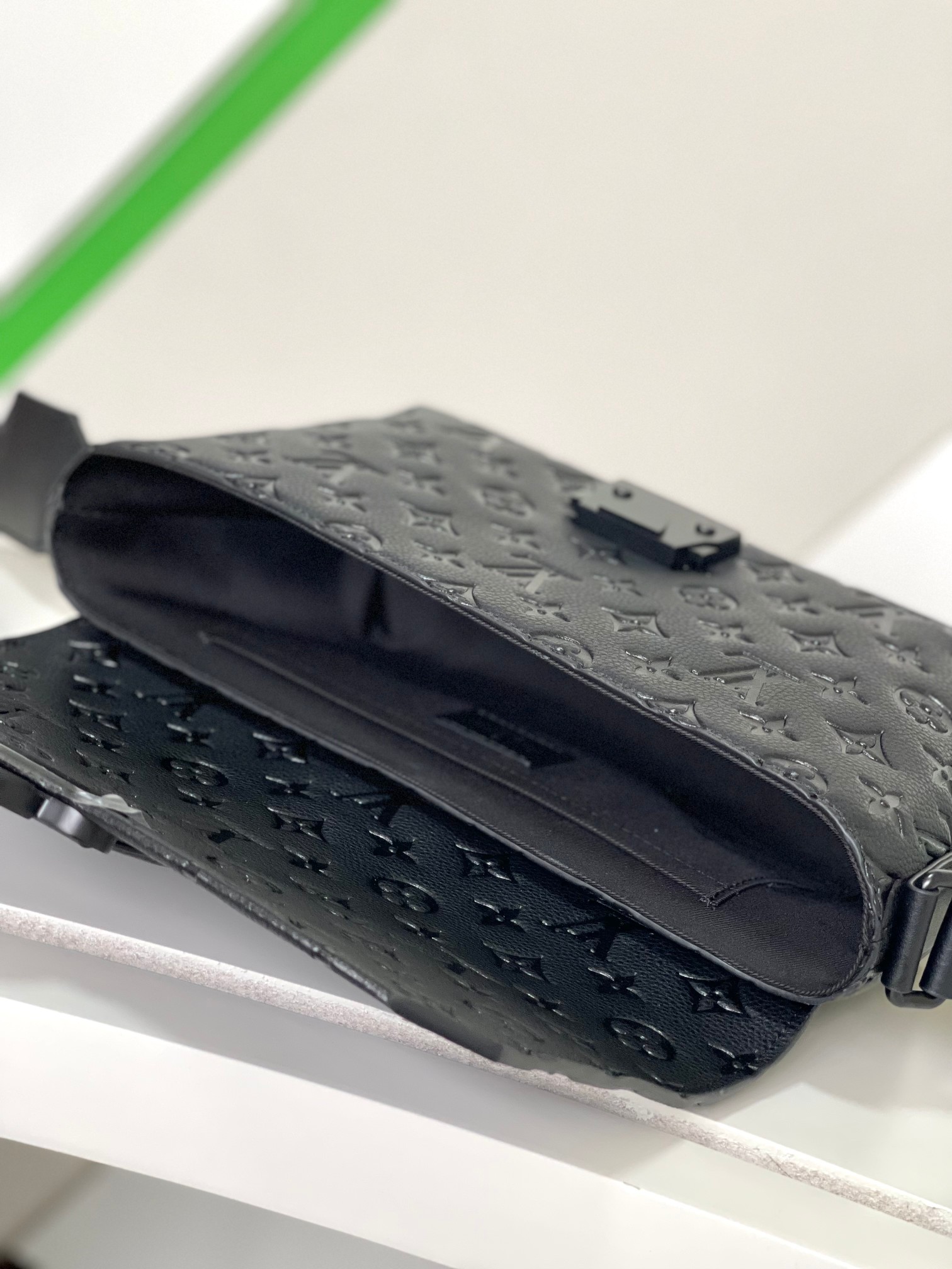 [TOP] Louis Vuitton LV Men's Monogram-Embossed Taurillon Leather Bag  - 28x16x10CM - Black