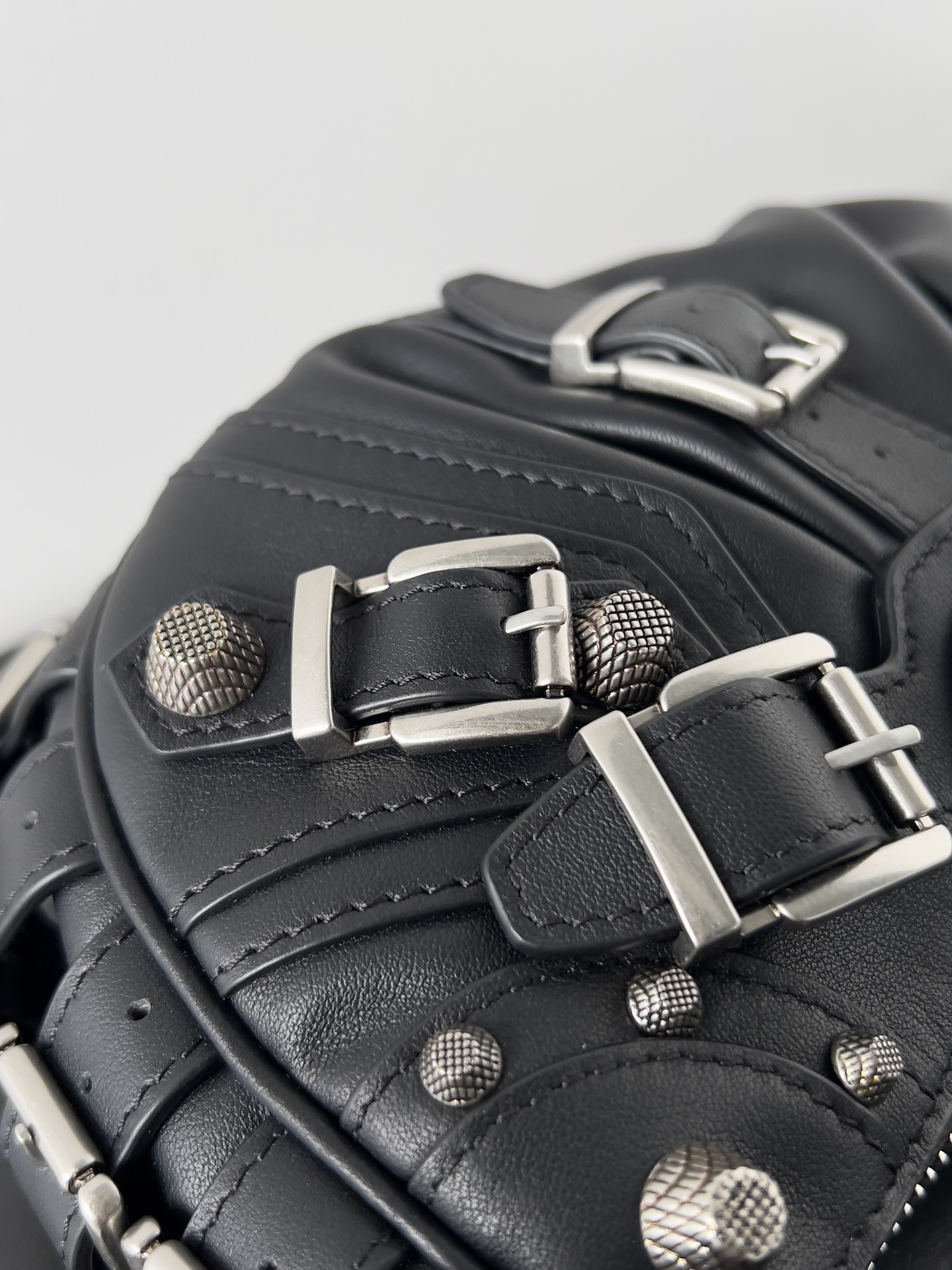 [TOP] BALENCIAGA Le Cagole Series Handbags Calfskin 25.9 CM - Black