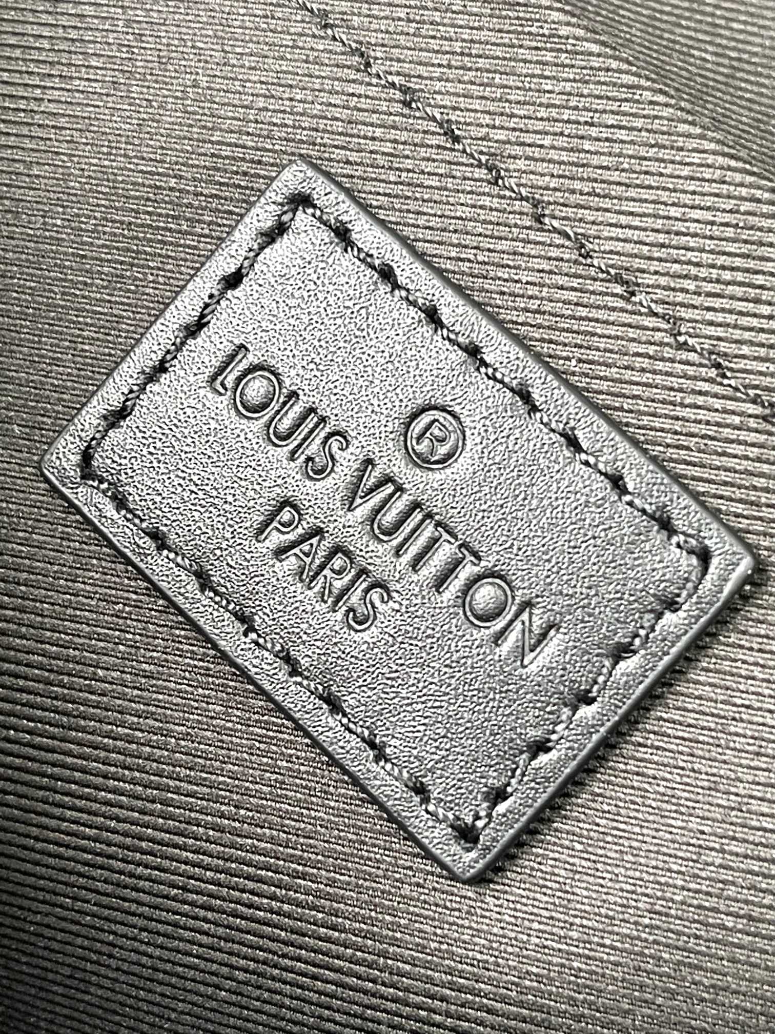 [TOP] Louis Vuitton LV Men's Monogram-Embossed Taurillon Leather Bag  - 28x16x10CM - Black