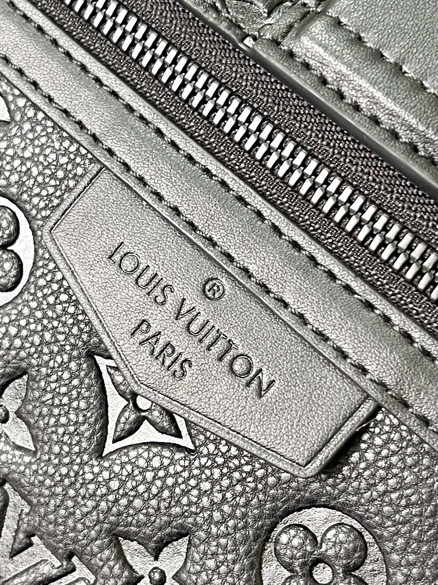 [TOP] Louis Vuitton LV Men's Monogram-Embossed Taurillon Leather Bag  - 28x16x10CM - Black