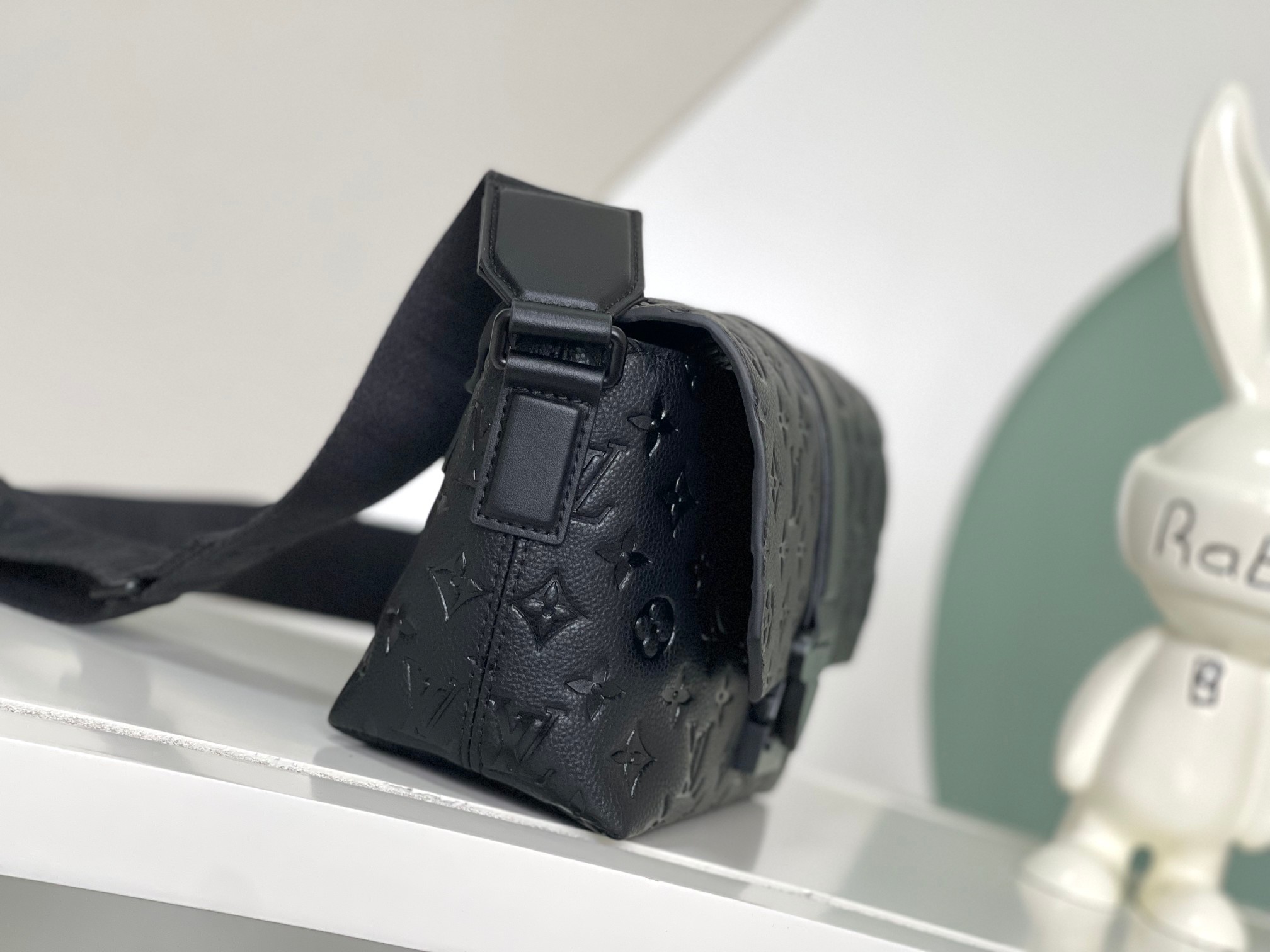 [TOP] Louis Vuitton LV Men's Monogram-Embossed Taurillon Leather Bag  - 28x16x10CM - Black