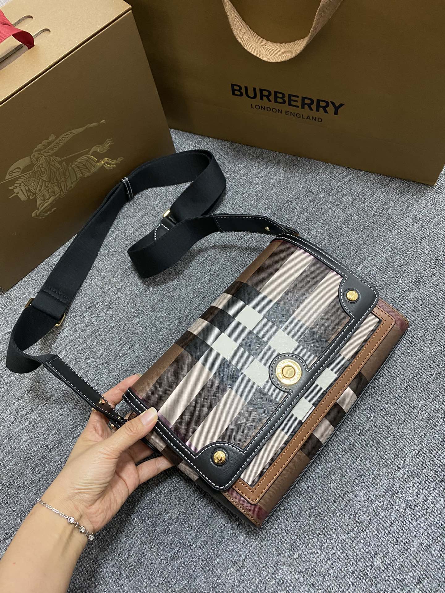 [TOP] BURBERRY Note Bag Classic Plaid 25 x 8.5 x 18cm - Brown