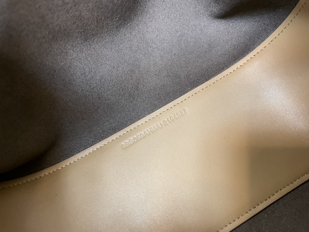 [TOP] FENDI Cowhide Mini Bucket Bag - 24×9.5×14cm