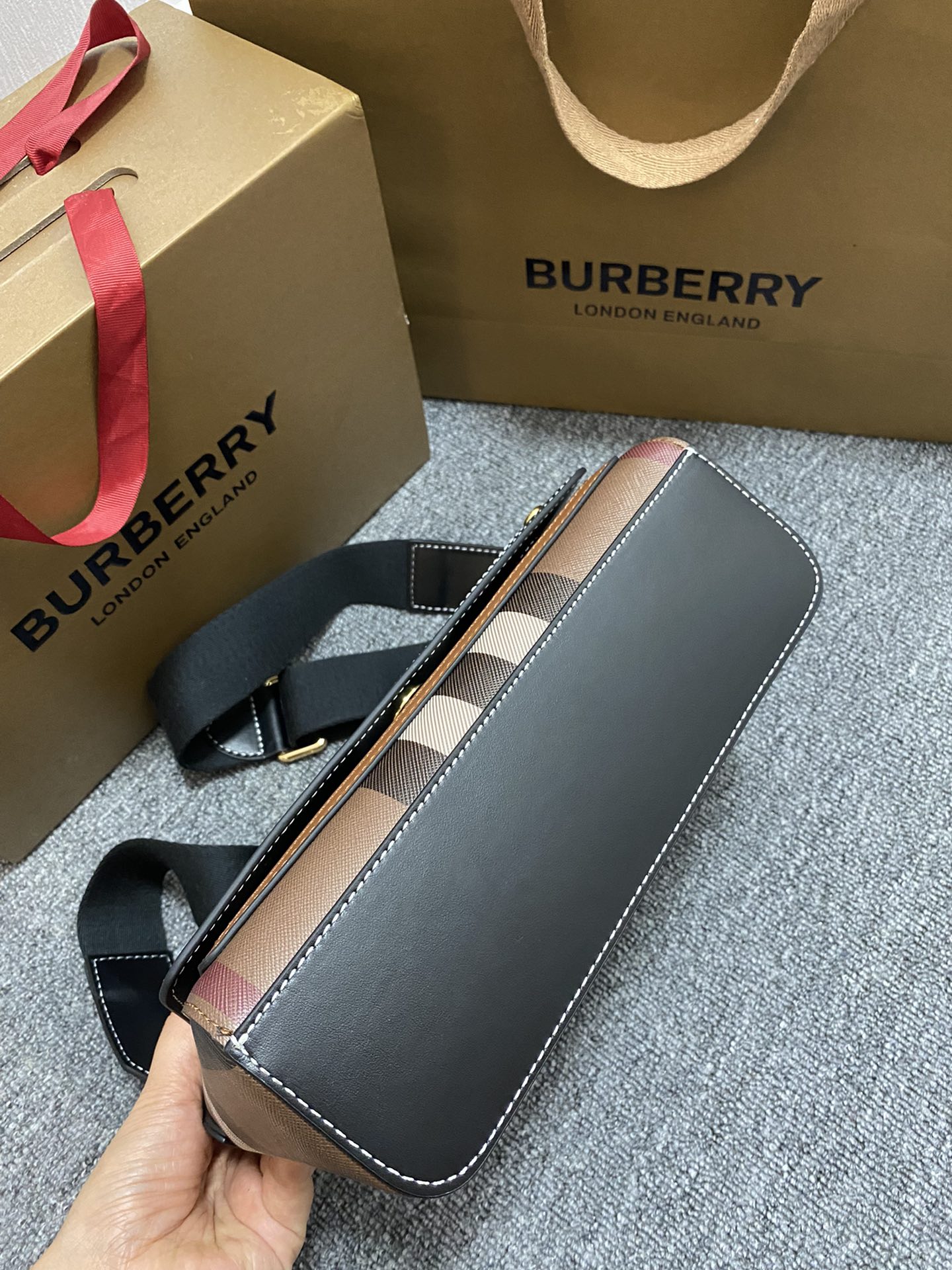 [TOP] BURBERRY Note Bag Classic Plaid 25 x 8.5 x 18cm - Brown