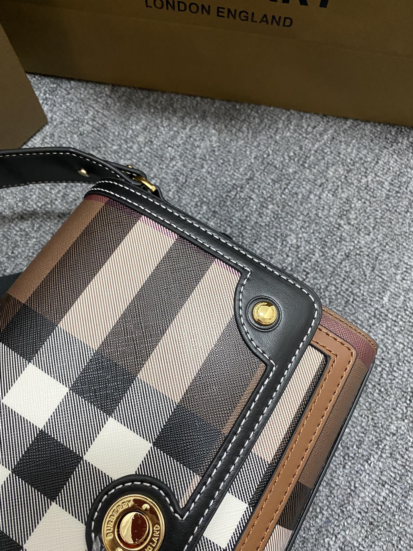 [TOP] BURBERRY Note Bag Classic Plaid 25 x 8.5 x 18cm - Brown