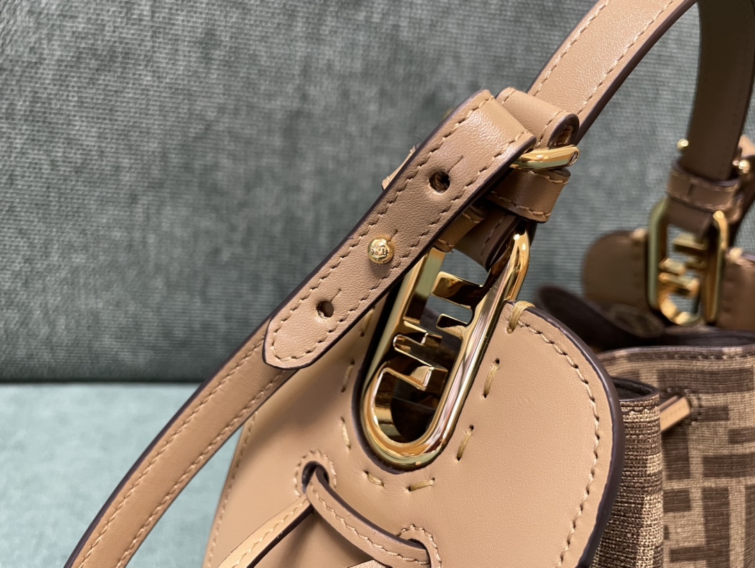 [TOP] FENDI Cowhide Mini Bucket Bag - 24×9.5×14cm