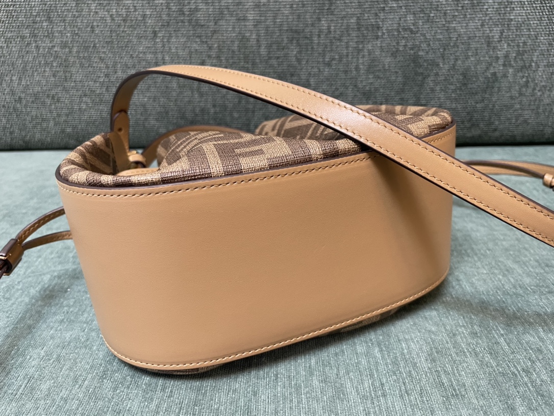 [TOP] FENDI Cowhide Mini Bucket Bag - 24×9.5×14cm