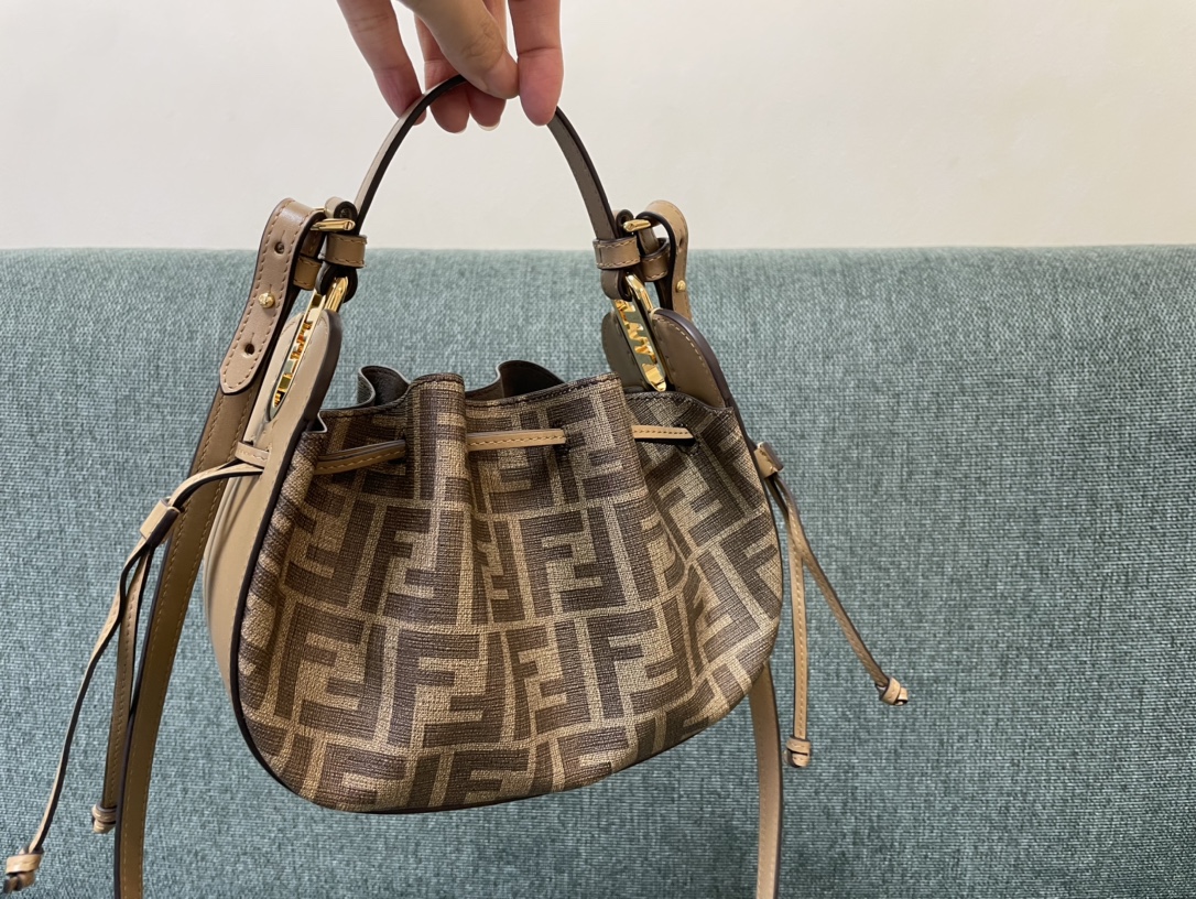 [TOP] FENDI Cowhide Mini Bucket Bag - 24×9.5×14cm