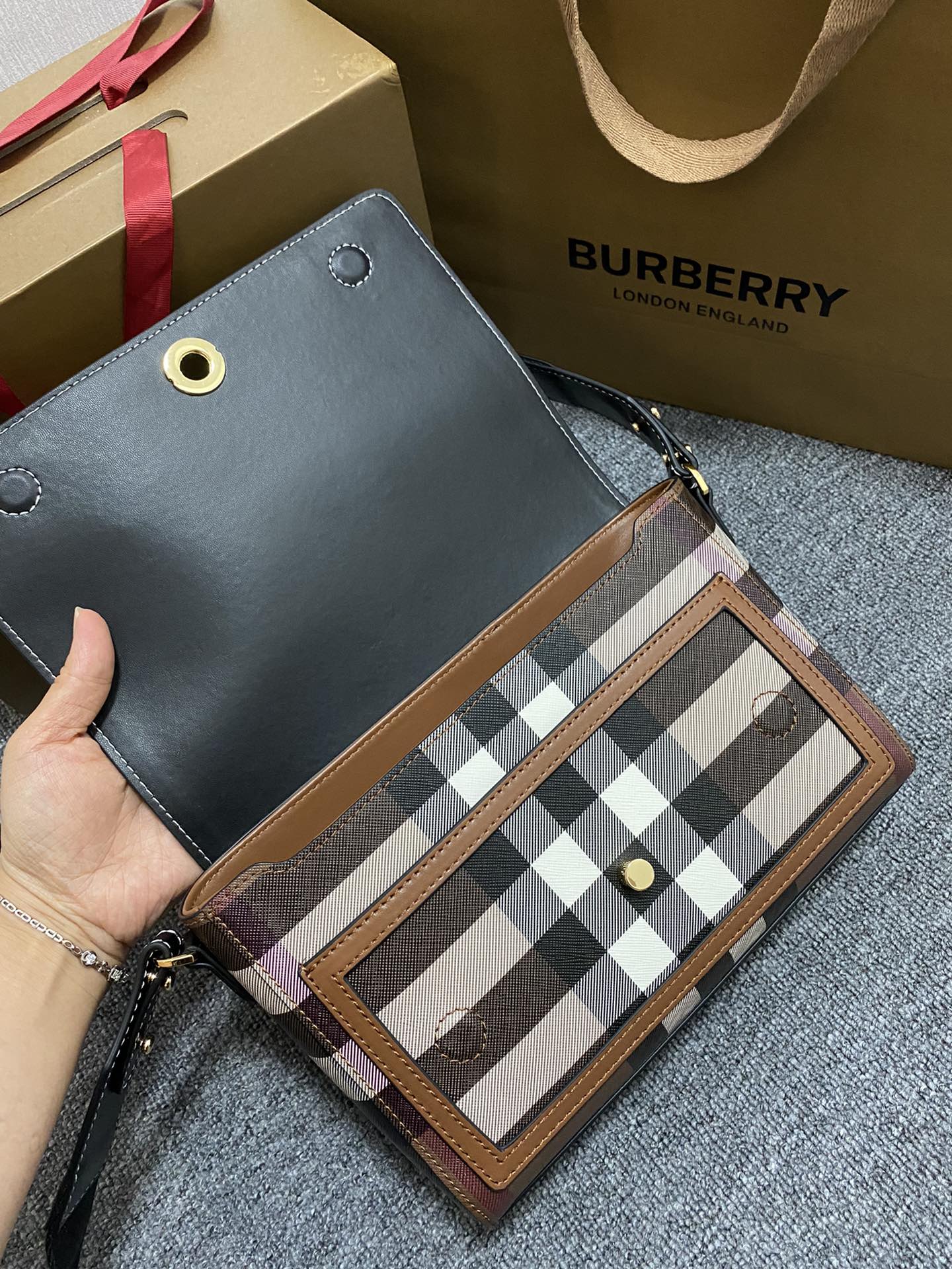 [TOP] BURBERRY Note Bag Classic Plaid 25 x 8.5 x 18cm - Brown