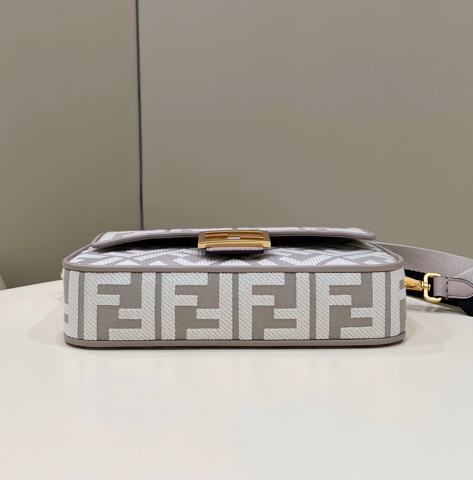 [TOP] FENDI Canvas Baguette Bag - 27×6×14cm - Light Grey&GHW