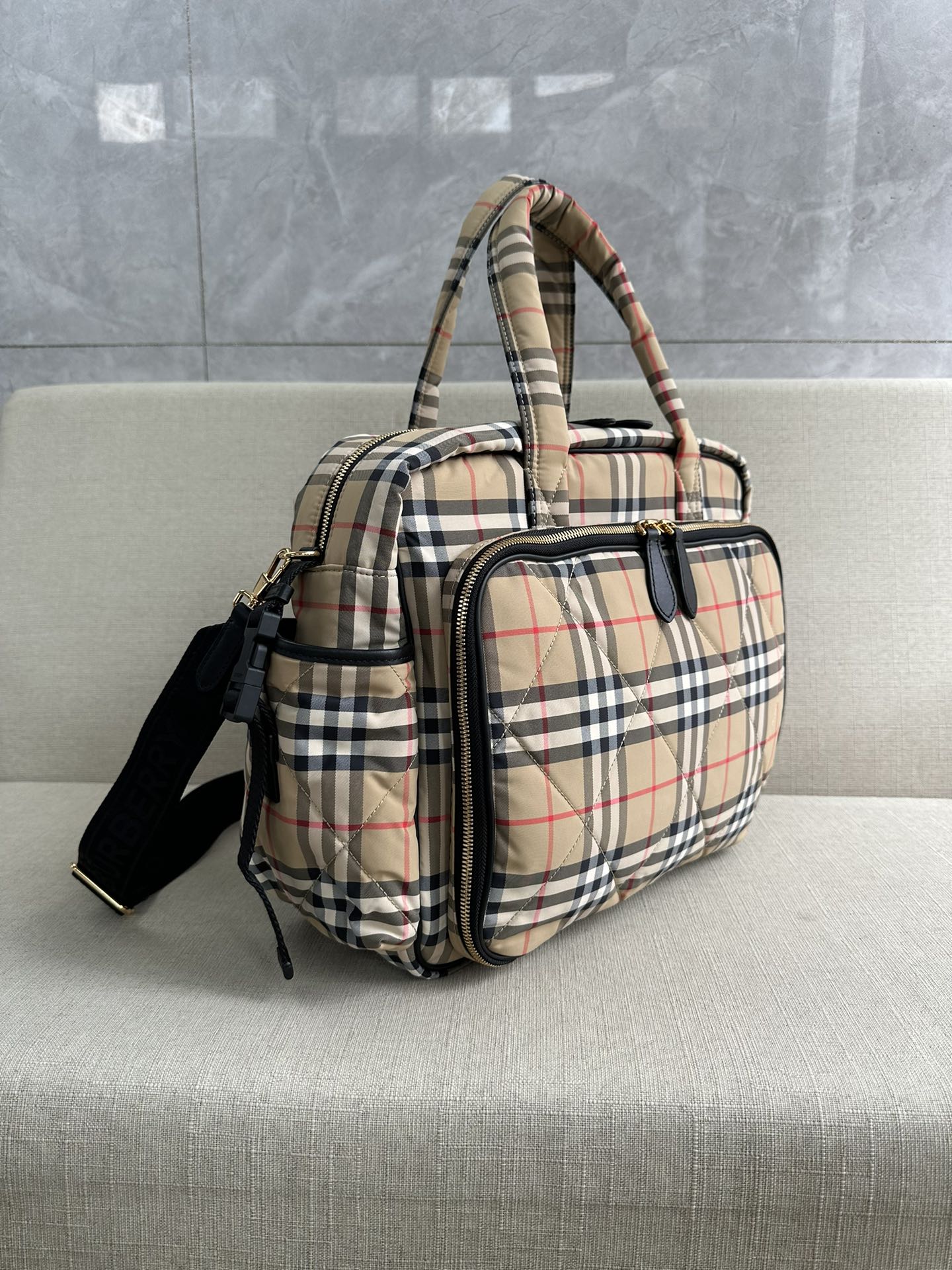 [TOP] BURBERRY Quilted Nylon Bag 36x28x12cm - Plaid