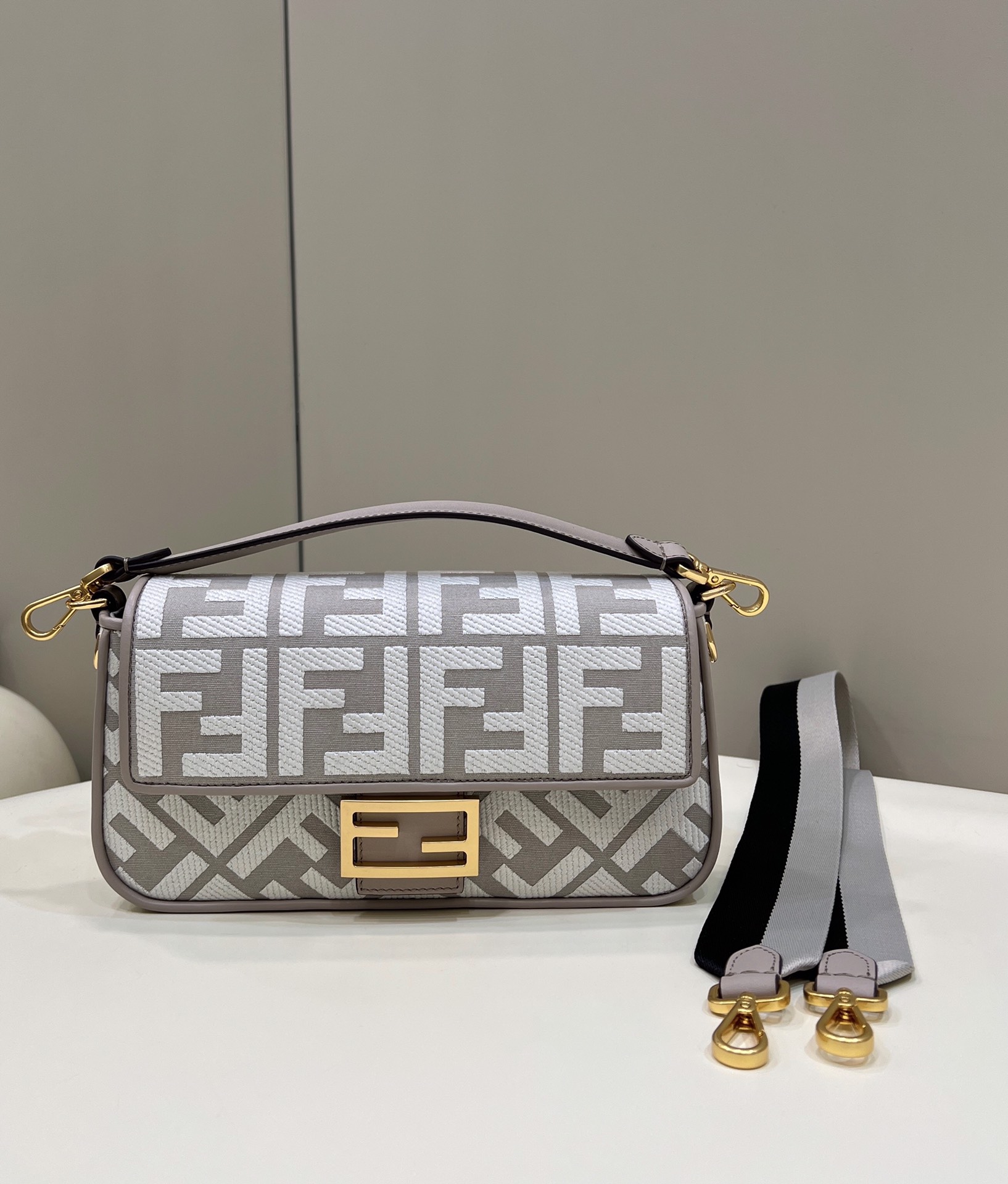[TOP] FENDI Canvas Baguette Bag - 27×6×14cm - Light Grey&GHW