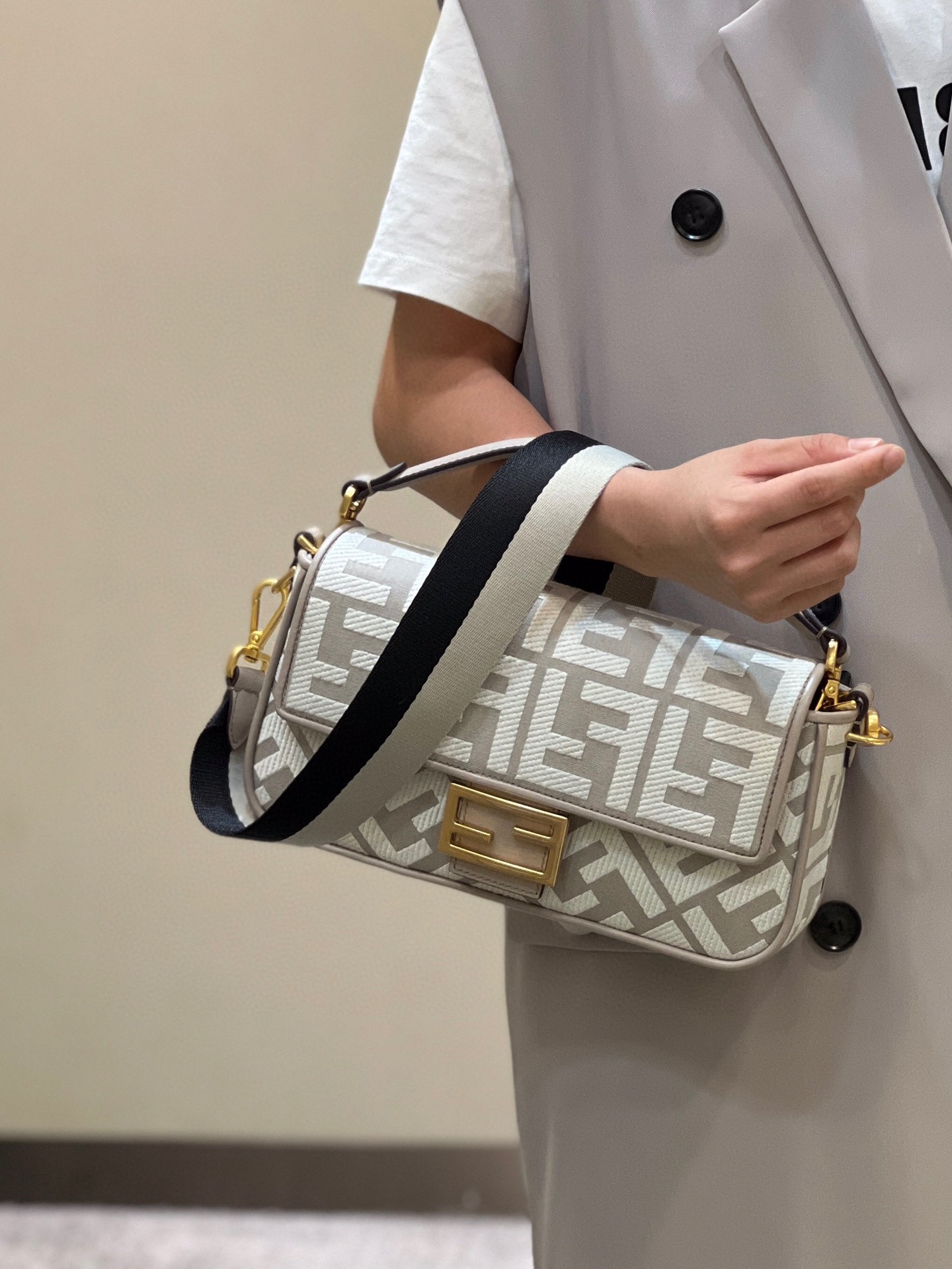 [TOP] FENDI Canvas Baguette Bag - 27×6×14cm - Light Grey&GHW