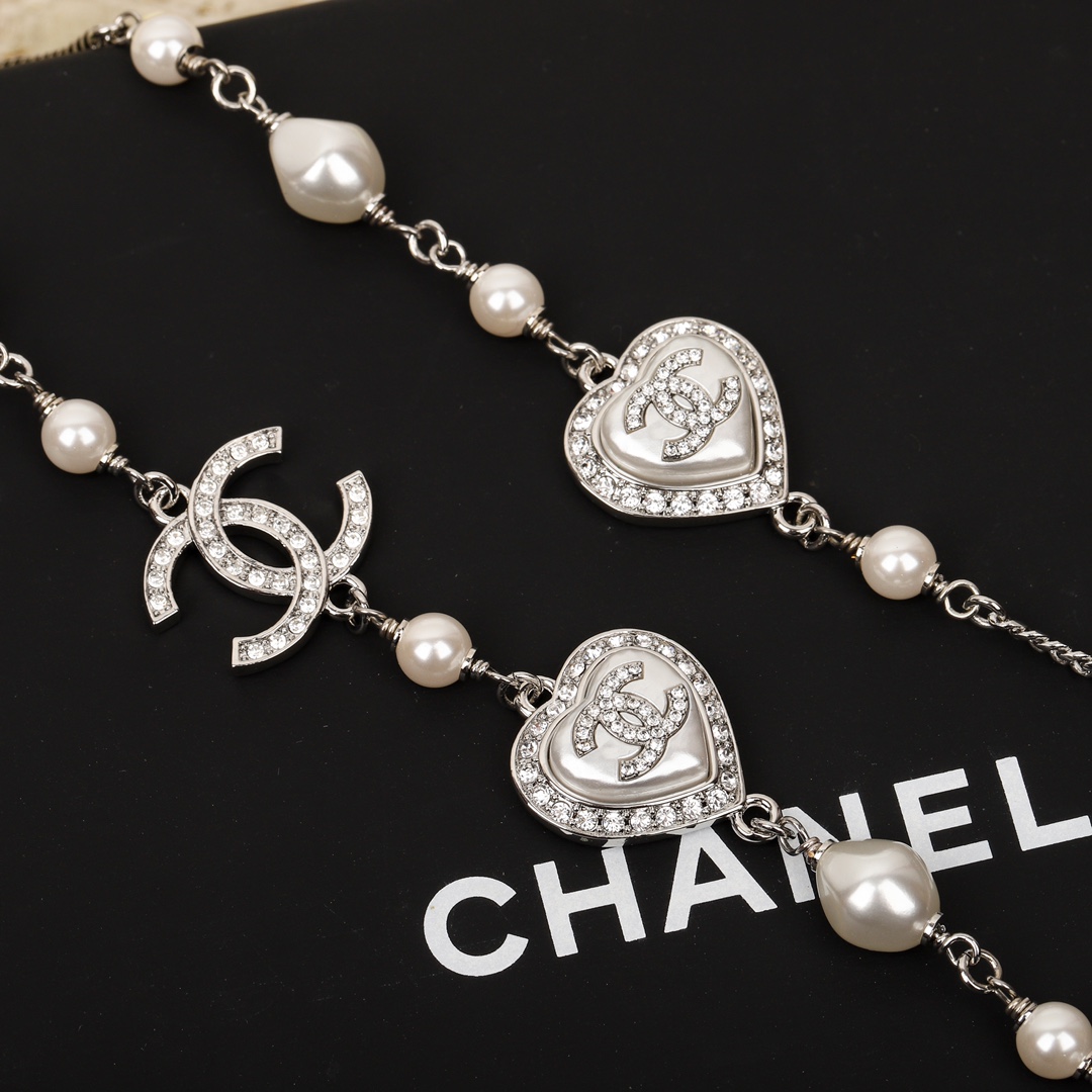 [TOP] CHANEL Heart Pearl Sweater Chain