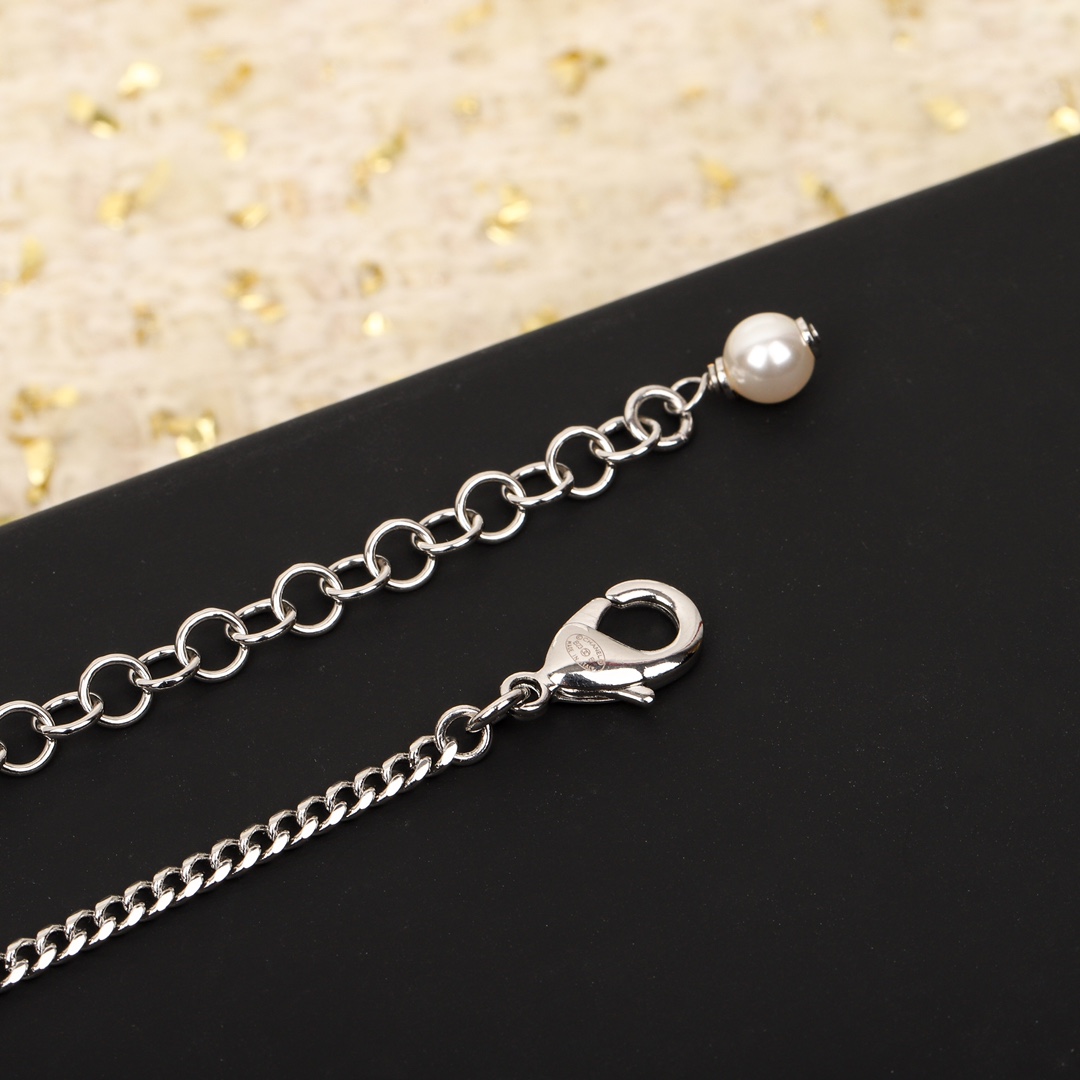 [TOP] CHANEL Heart Pearl Sweater Chain
