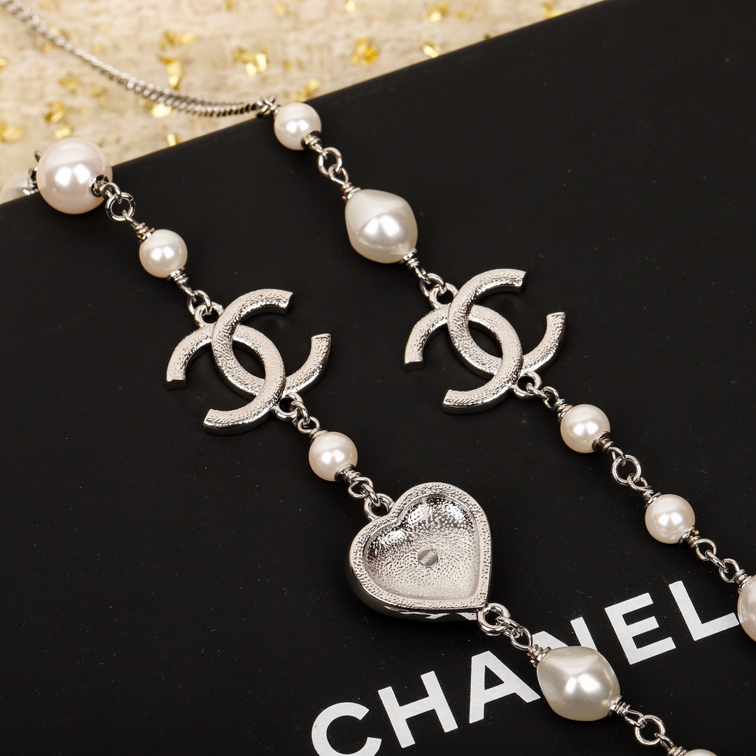 [TOP] CHANEL Heart Pearl Sweater Chain