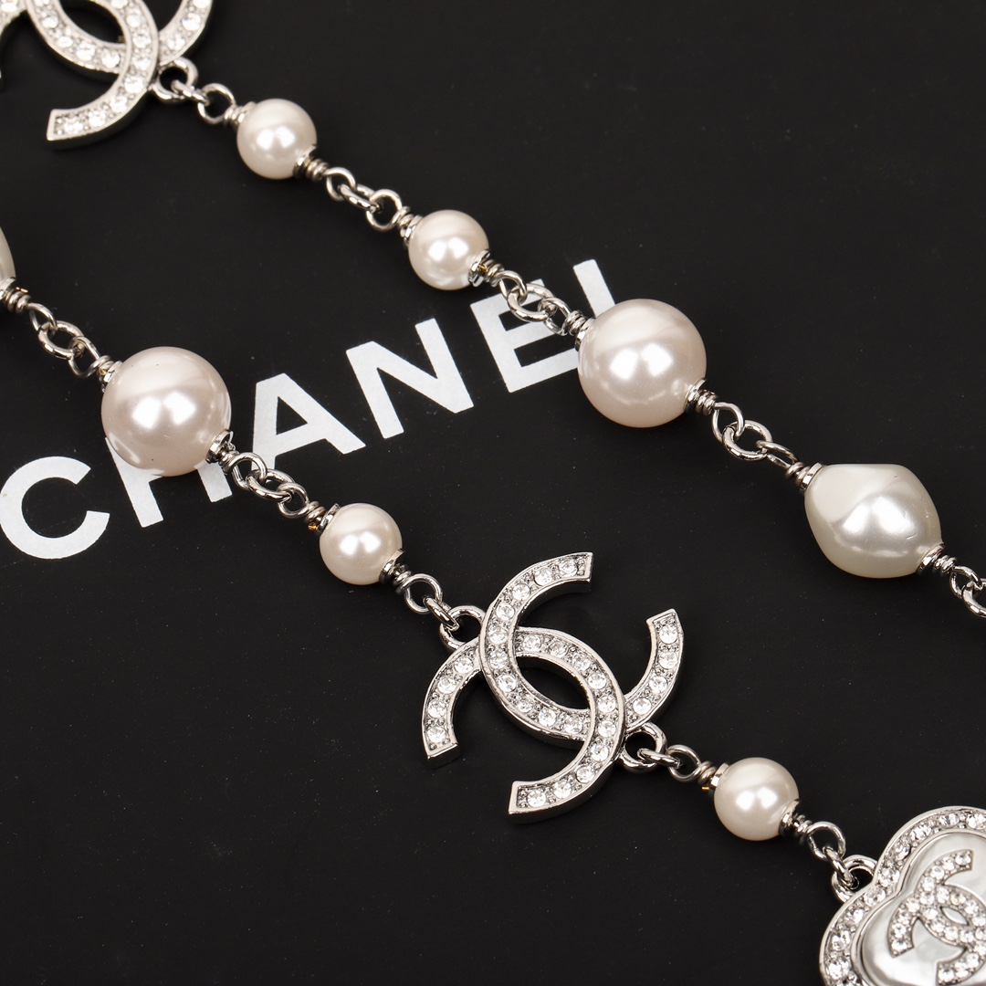 [TOP] CHANEL Heart Pearl Sweater Chain