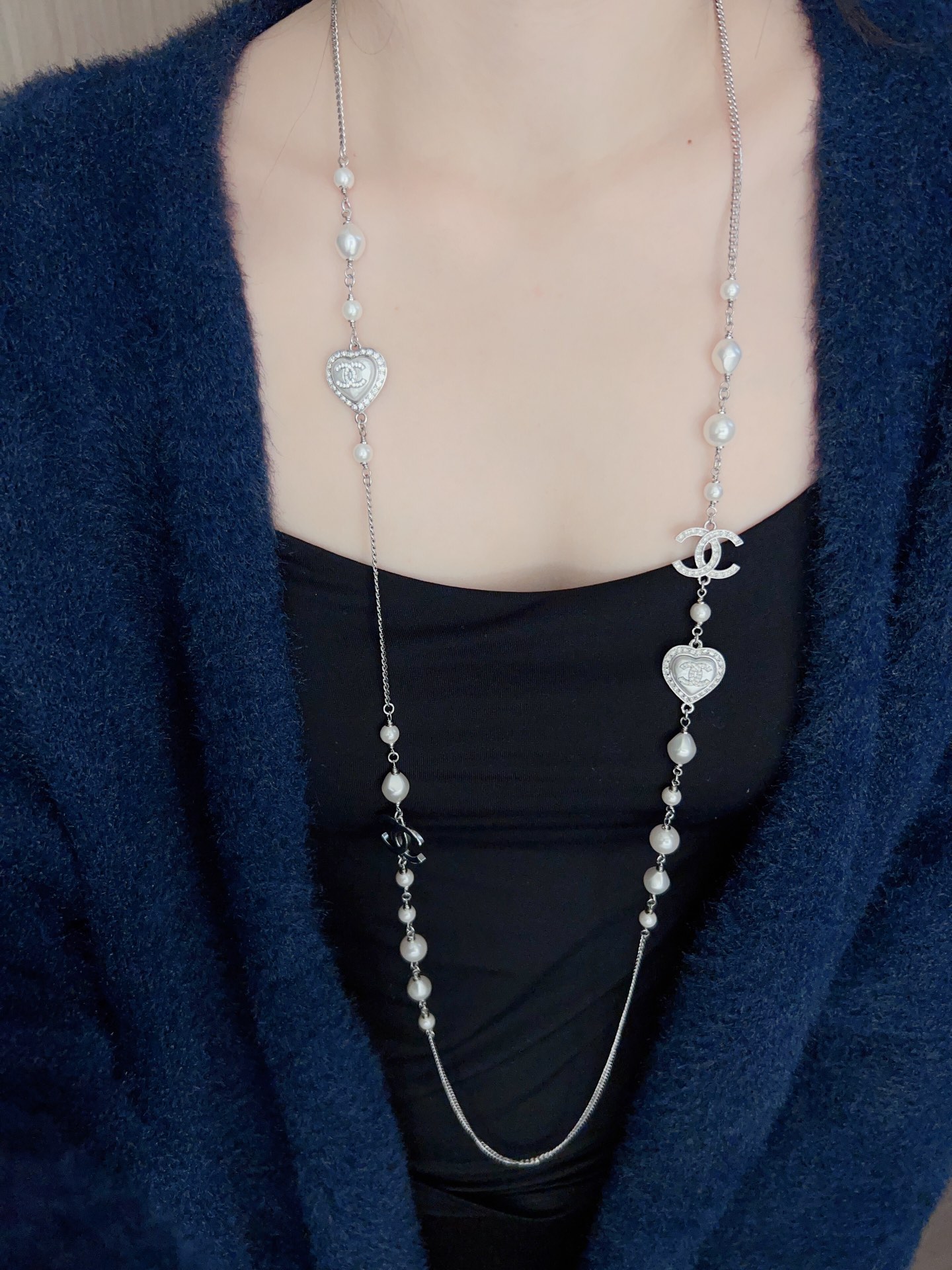 [TOP] CHANEL Heart Pearl Sweater Chain