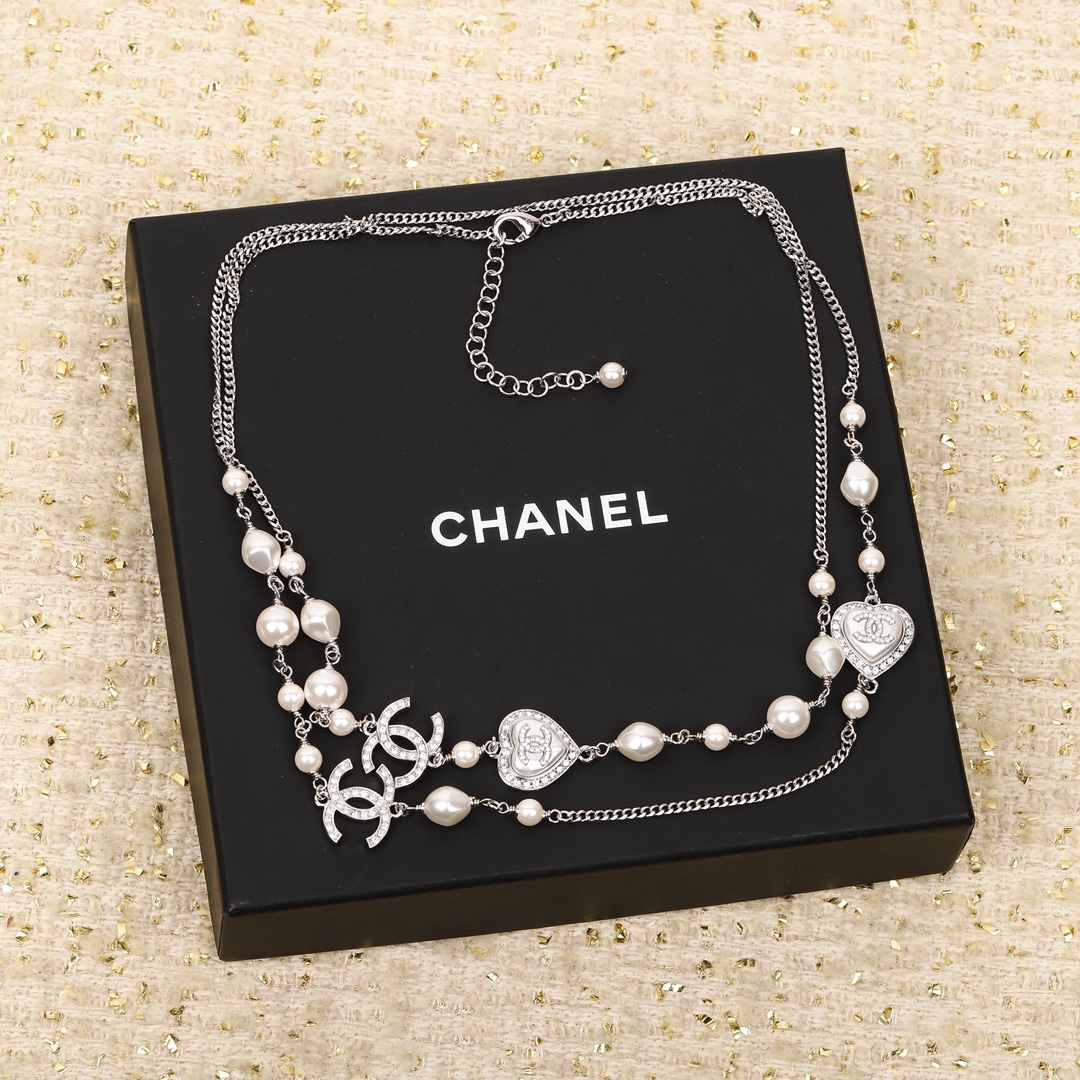 [TOP] CHANEL Heart Pearl Sweater Chain