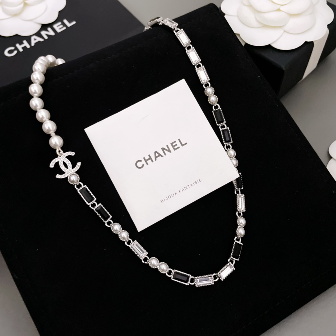 [TOP] CHANEL Black and White Long Diamond and Pearl Necklace