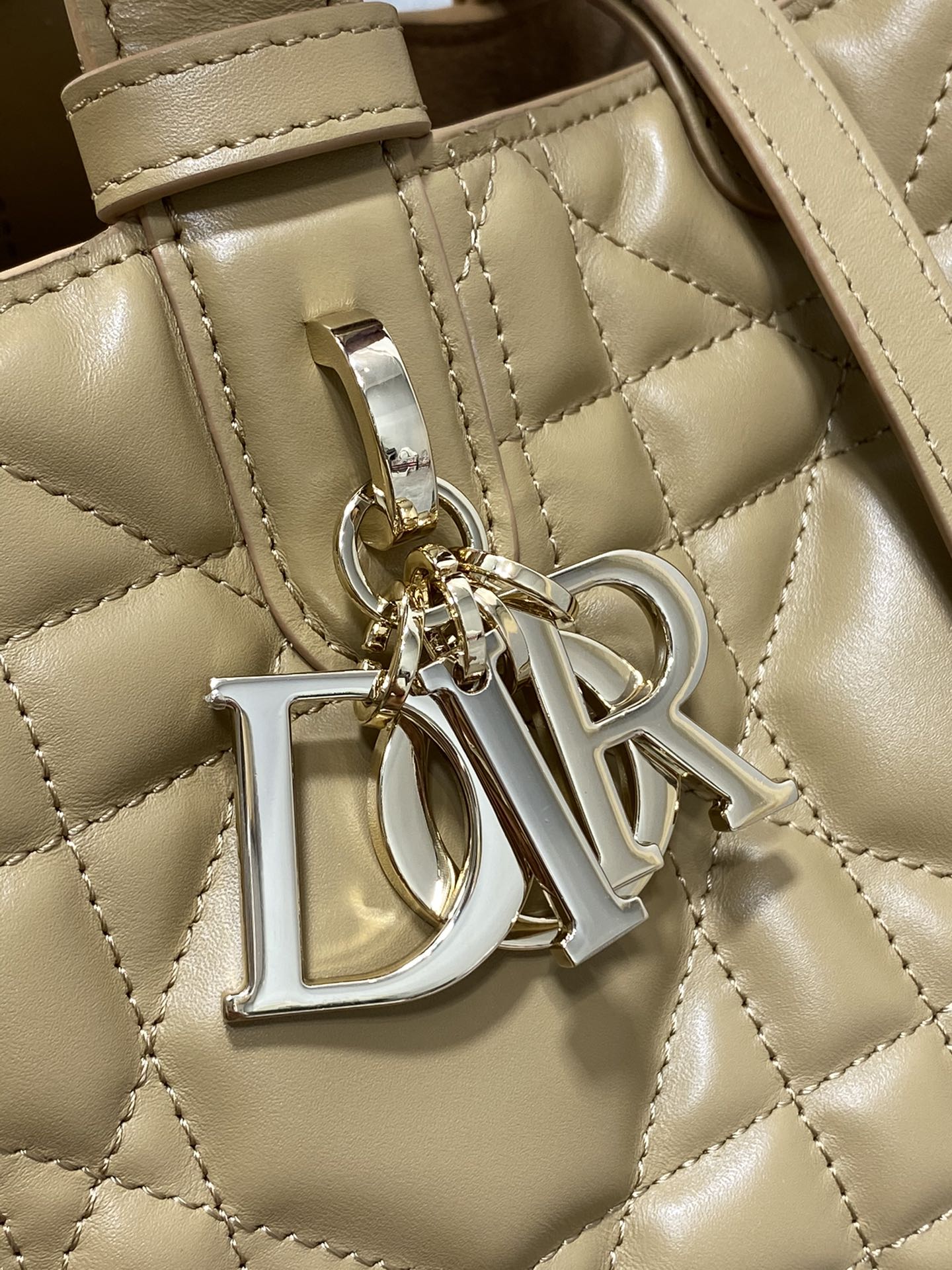 [TOP] Christian Dior Cowhide Medium Toujours Handbag 28.5*19*21cm - 3 Colors - CD Lock Letter D Knob - 711 Luxury
