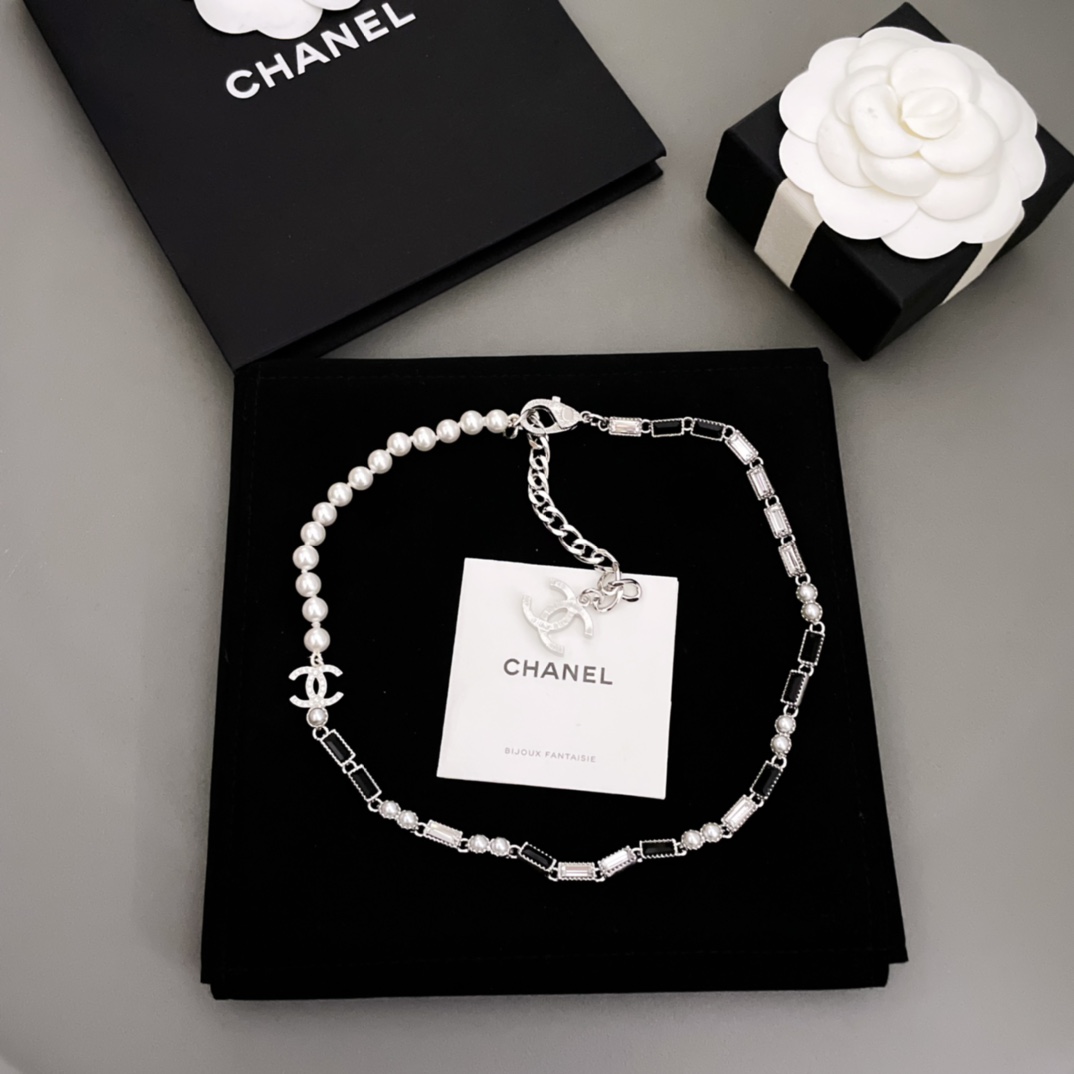 [TOP] CHANEL Black and White Long Diamond and Pearl Necklace