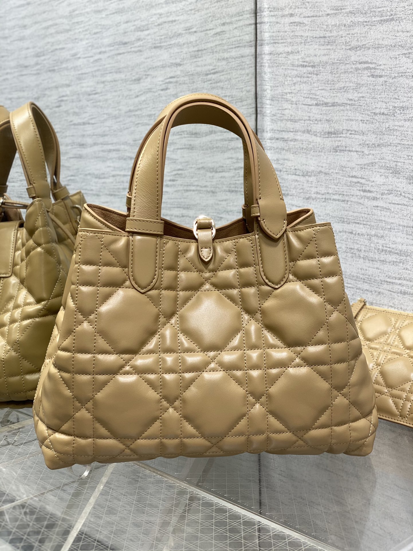 [TOP] Christian Dior Cowhide Medium Toujours Handbag 28.5*19*21cm - 3 Colors - CD Lock Letter D Knob - 711 Luxury