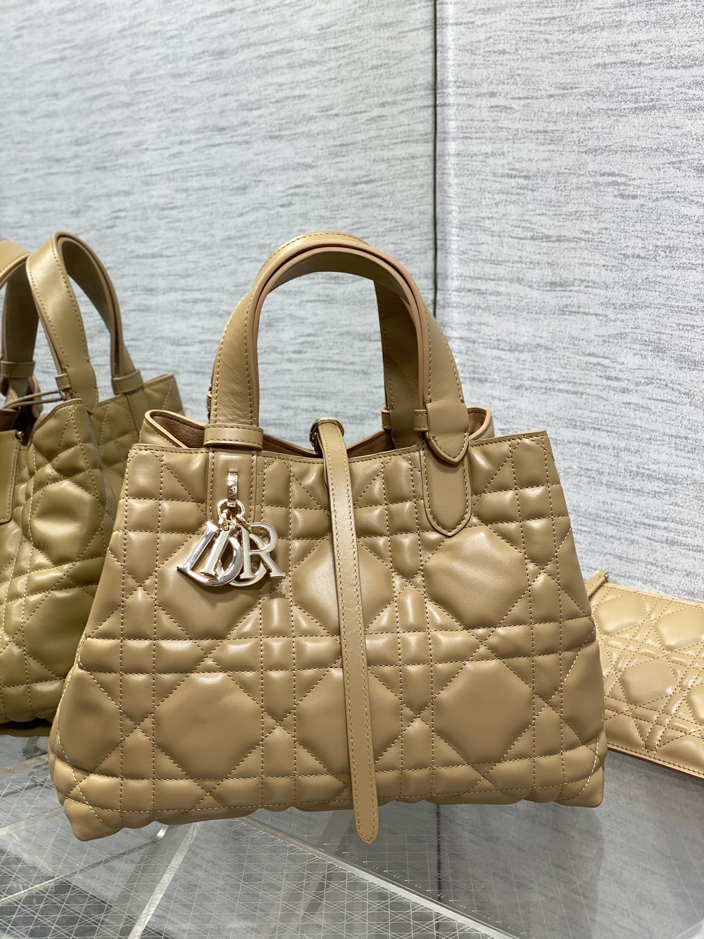 [TOP] Christian Dior Cowhide Medium Toujours Handbag 28.5*19*21cm - 3 Colors - CD Lock Letter D Knob - 711 Luxury