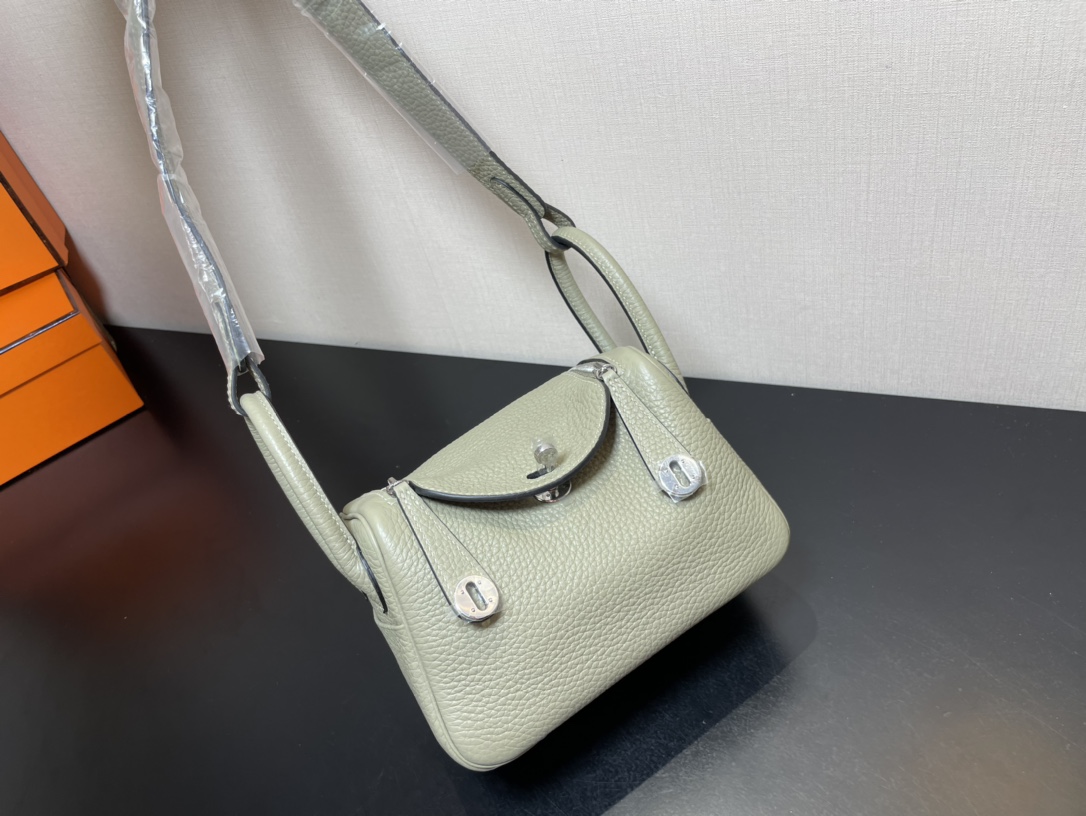 [TOP] HERMES Mini Lindy Taurillon Clemence Leather 19 CM - Light Green