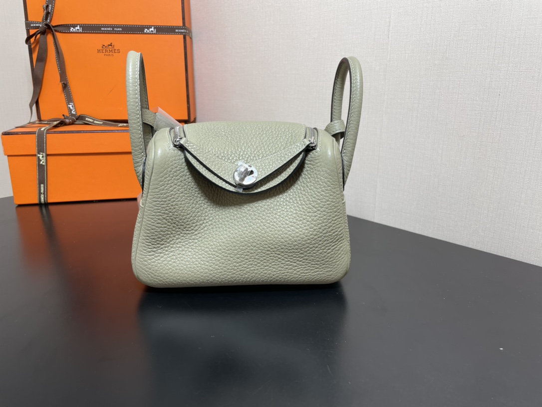 [TOP] HERMES Mini Lindy Taurillon Clemence Leather 19 CM - Light Green