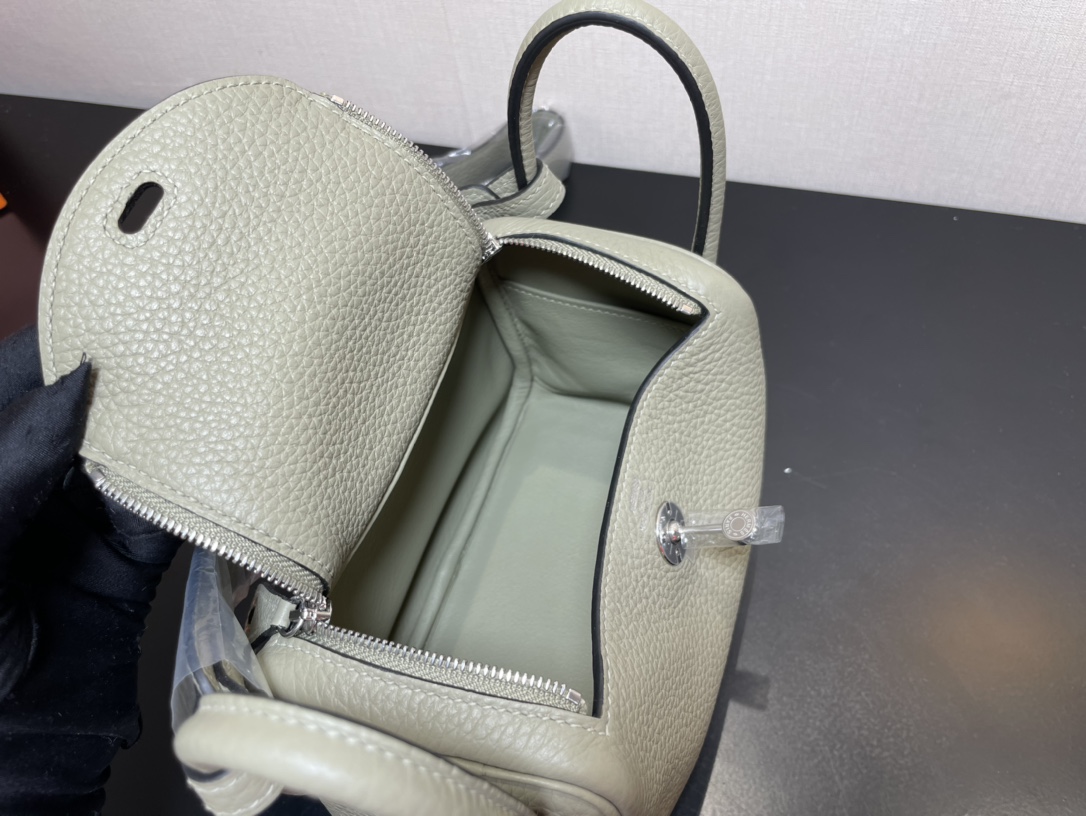 [TOP] HERMES Mini Lindy Taurillon Clemence Leather 19 CM - Light Green