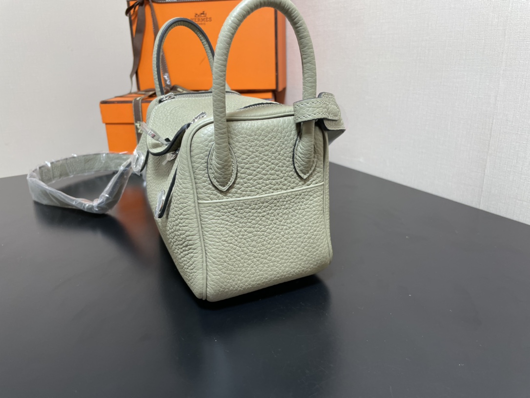 [TOP] HERMES Mini Lindy Taurillon Clemence Leather 19 CM - Light Green