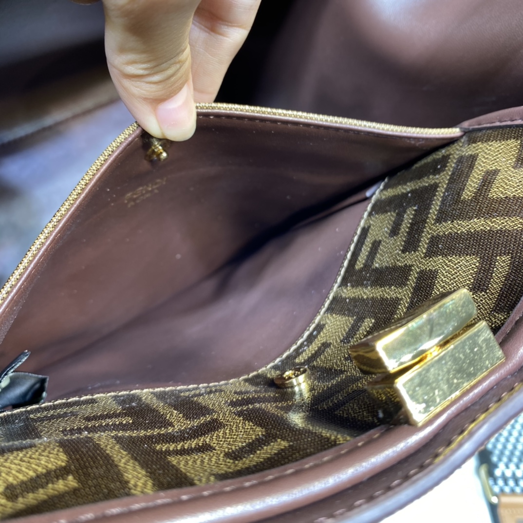 [TOP]FENDI Frosted Cowhide Peekaboo Bag 30CM - Brown