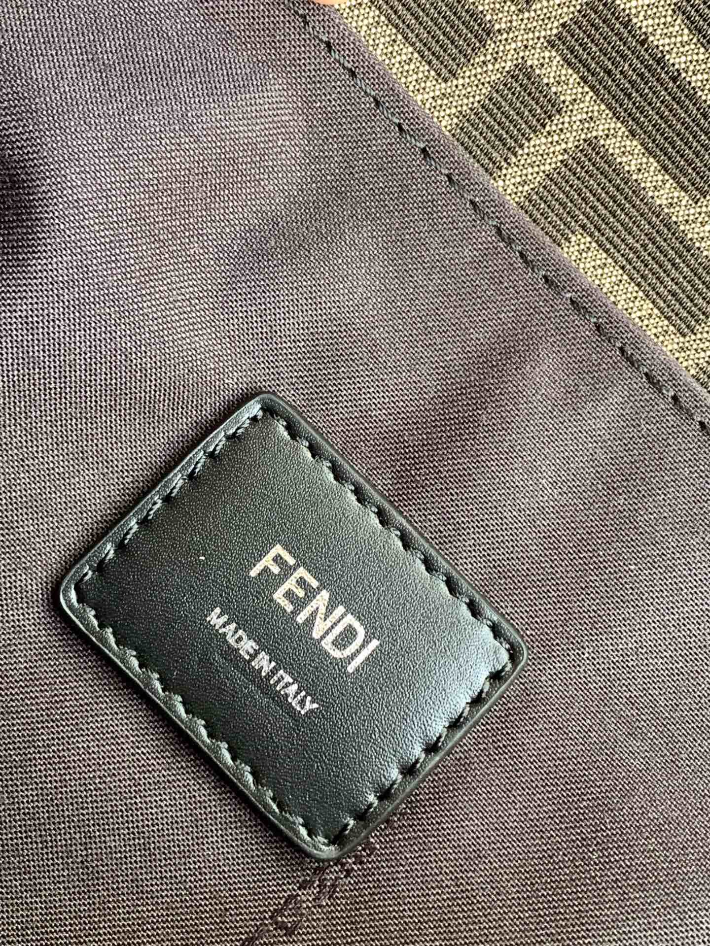 [TOP] FENDI Fabric Quality Messenger Package 20.5×7×24cm