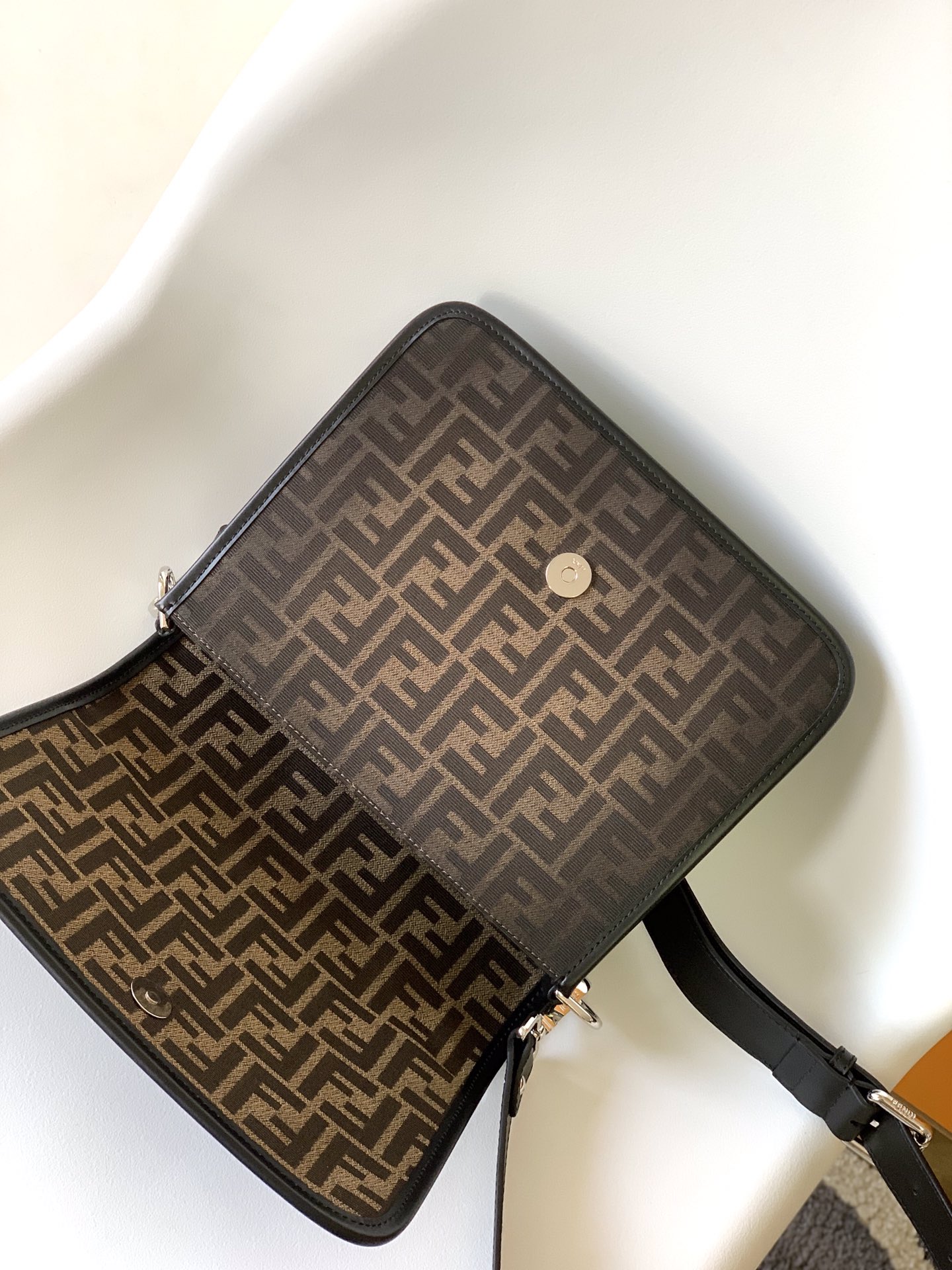 [TOP] FENDI Fabric Quality Messenger Package 20.5×7×24cm