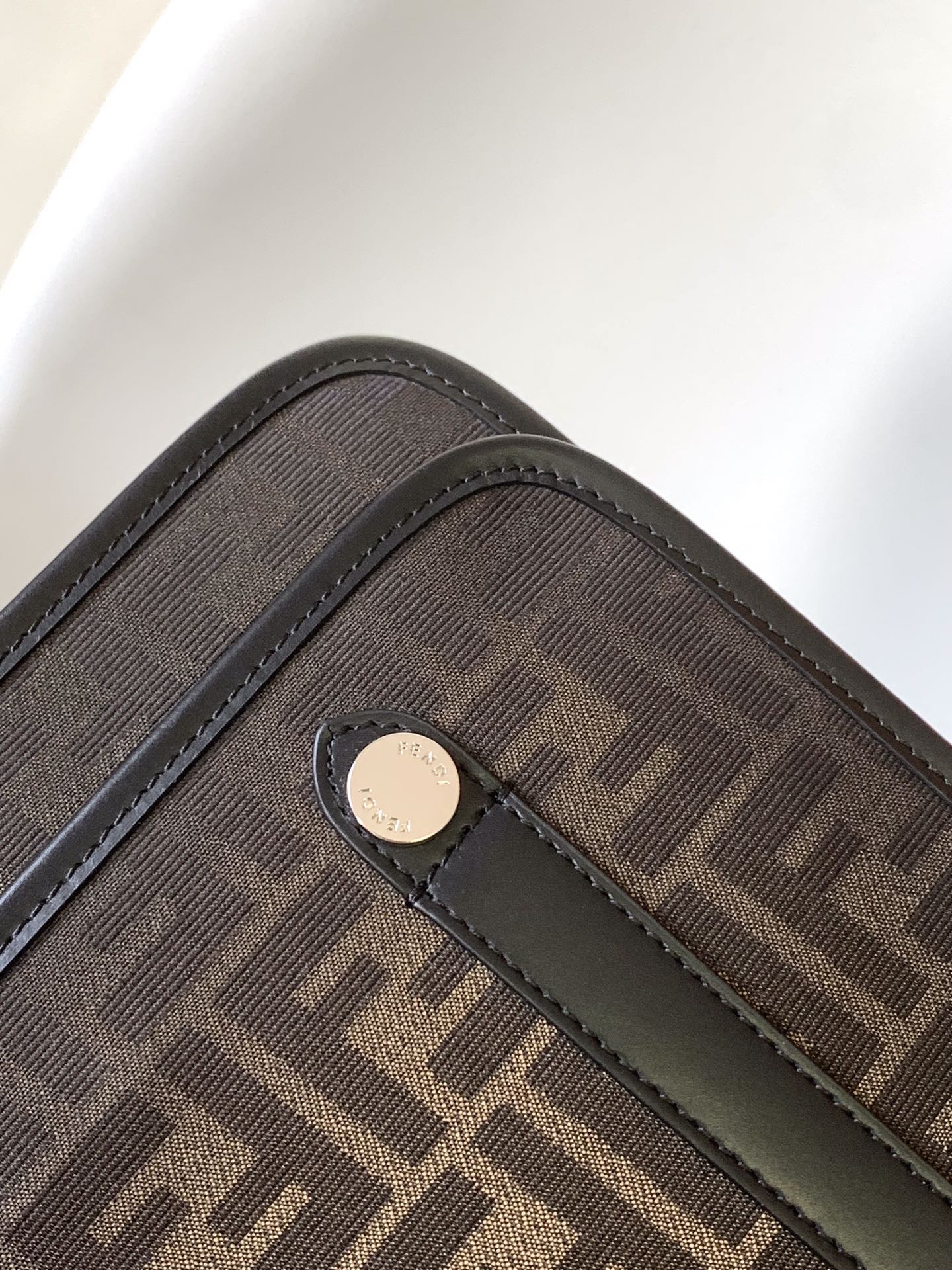 [TOP] FENDI Fabric Quality Messenger Package 20.5×7×24cm