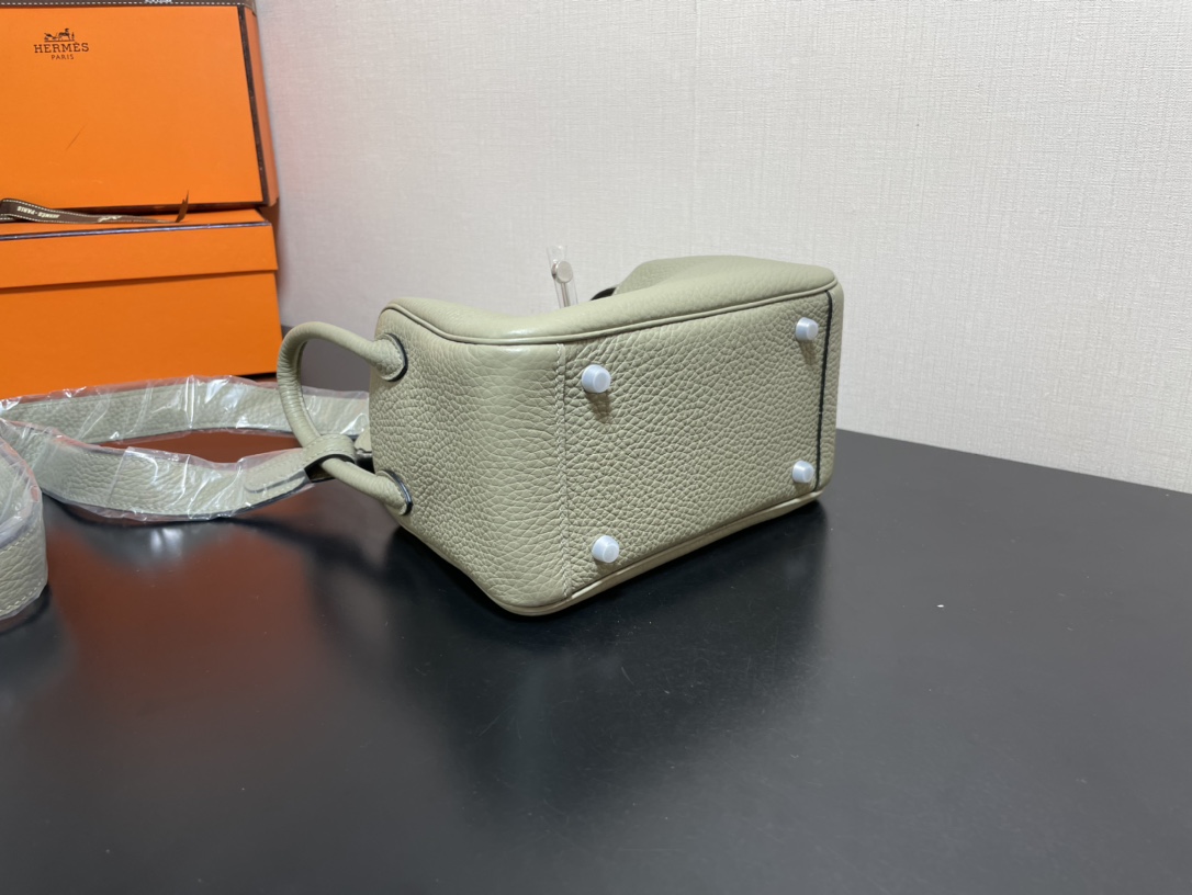 [TOP] HERMES Mini Lindy Taurillon Clemence Leather 19 CM - Light Green