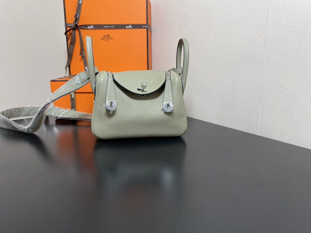 [TOP] HERMES Mini Lindy Taurillon Clemence Leather 19 CM - Light Green