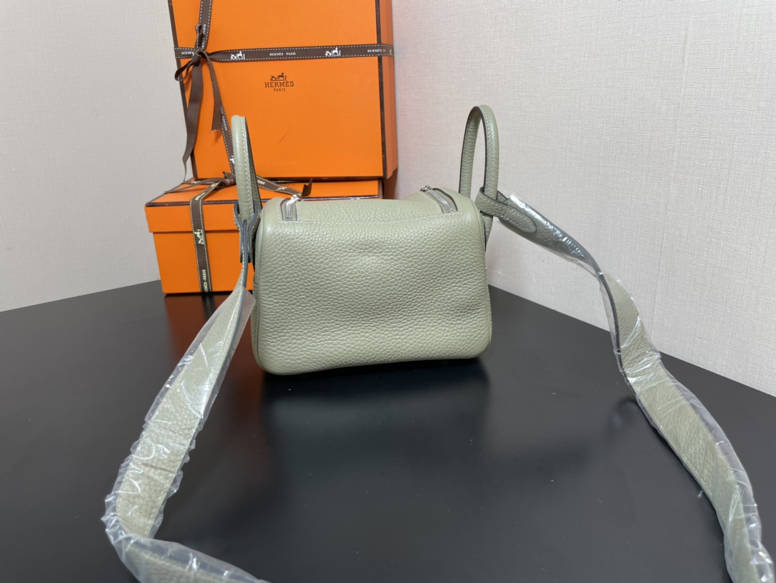 [TOP] HERMES Mini Lindy Taurillon Clemence Leather 19 CM - Light Green