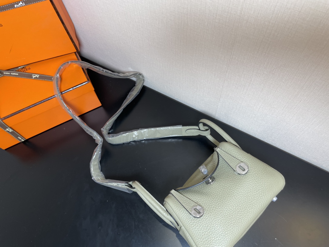 [TOP] HERMES Mini Lindy Taurillon Clemence Leather 19 CM - Light Green
