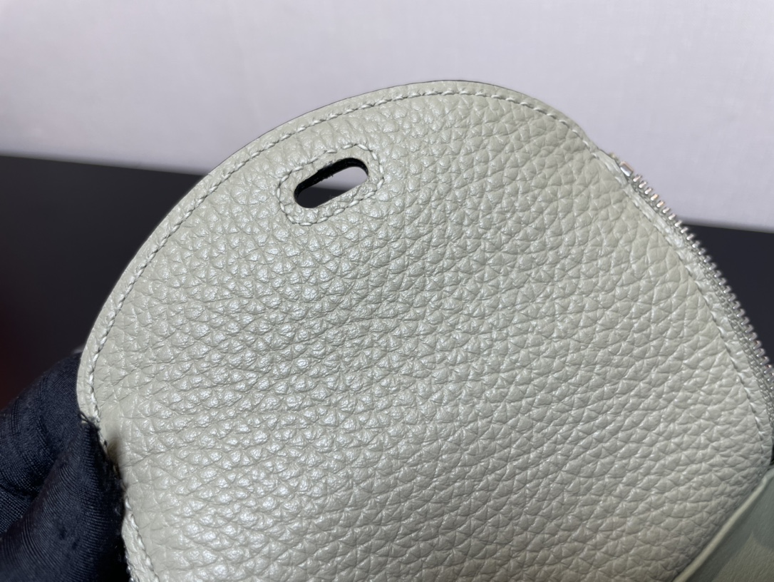 [TOP] HERMES Mini Lindy Taurillon Clemence Leather 19 CM - Light Green