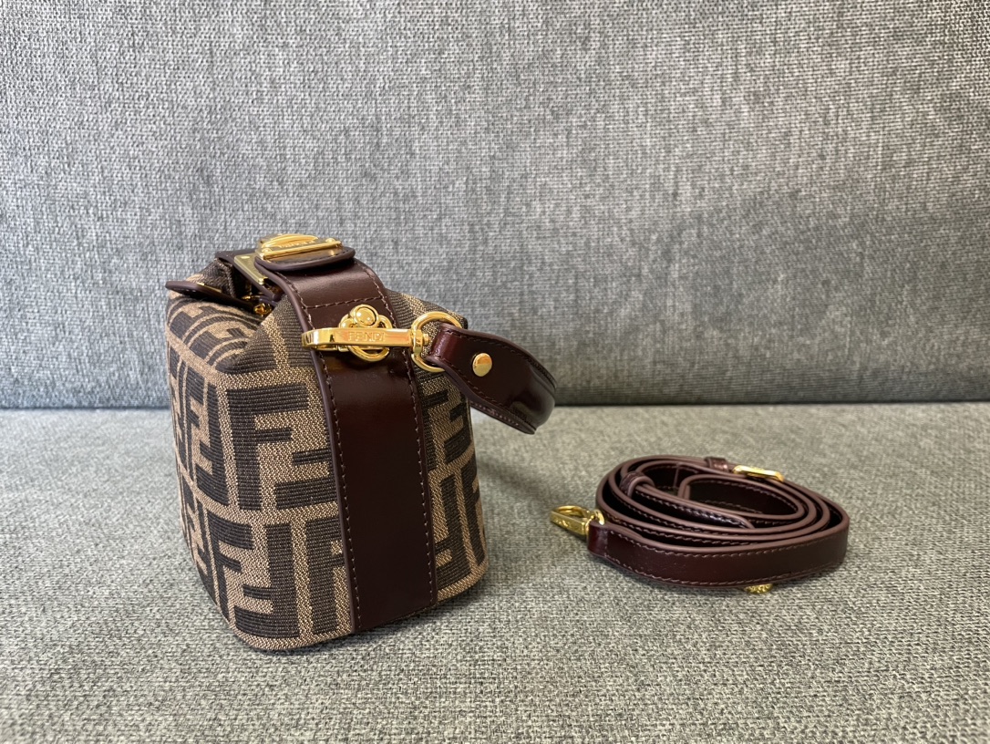 [TOP] FENDI Mini Lunch Box Bag 15×9×13cm  - Coffee